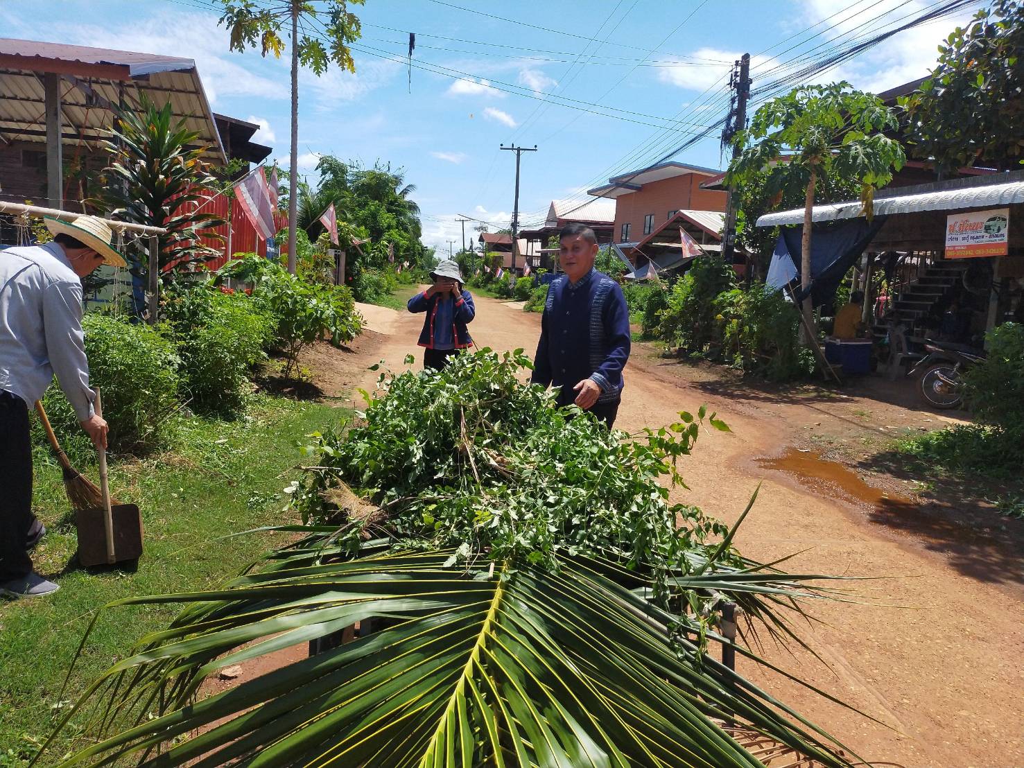 พช. สกลนคร จัดกิจกรรมเอามื้อสามัคคีปรับปรุงภูมิทัศน์บ้านดอนกอย เน้นการบูรณาการในระดับพื้นที่ เพื่อเตรียมการรับเสด็จสมเด็จพระเจ้าลูกยาเธอ เจ้าฟ้าทีปังกรรัศมีโชติ มหาวชิโรตตมางกูร สิริวิบูลยราชกุมาร