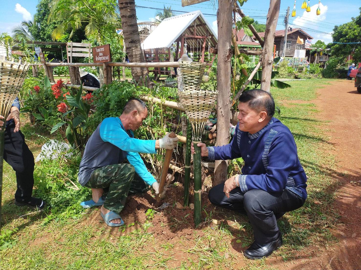 พช. สกลนคร จัดกิจกรรมเอามื้อสามัคคีปรับปรุงภูมิทัศน์บ้านดอนกอย เน้นการบูรณาการในระดับพื้นที่ เพื่อเตรียมการรับเสด็จสมเด็จพระเจ้าลูกยาเธอ เจ้าฟ้าทีปังกรรัศมีโชติ มหาวชิโรตตมางกูร สิริวิบูลยราชกุมาร