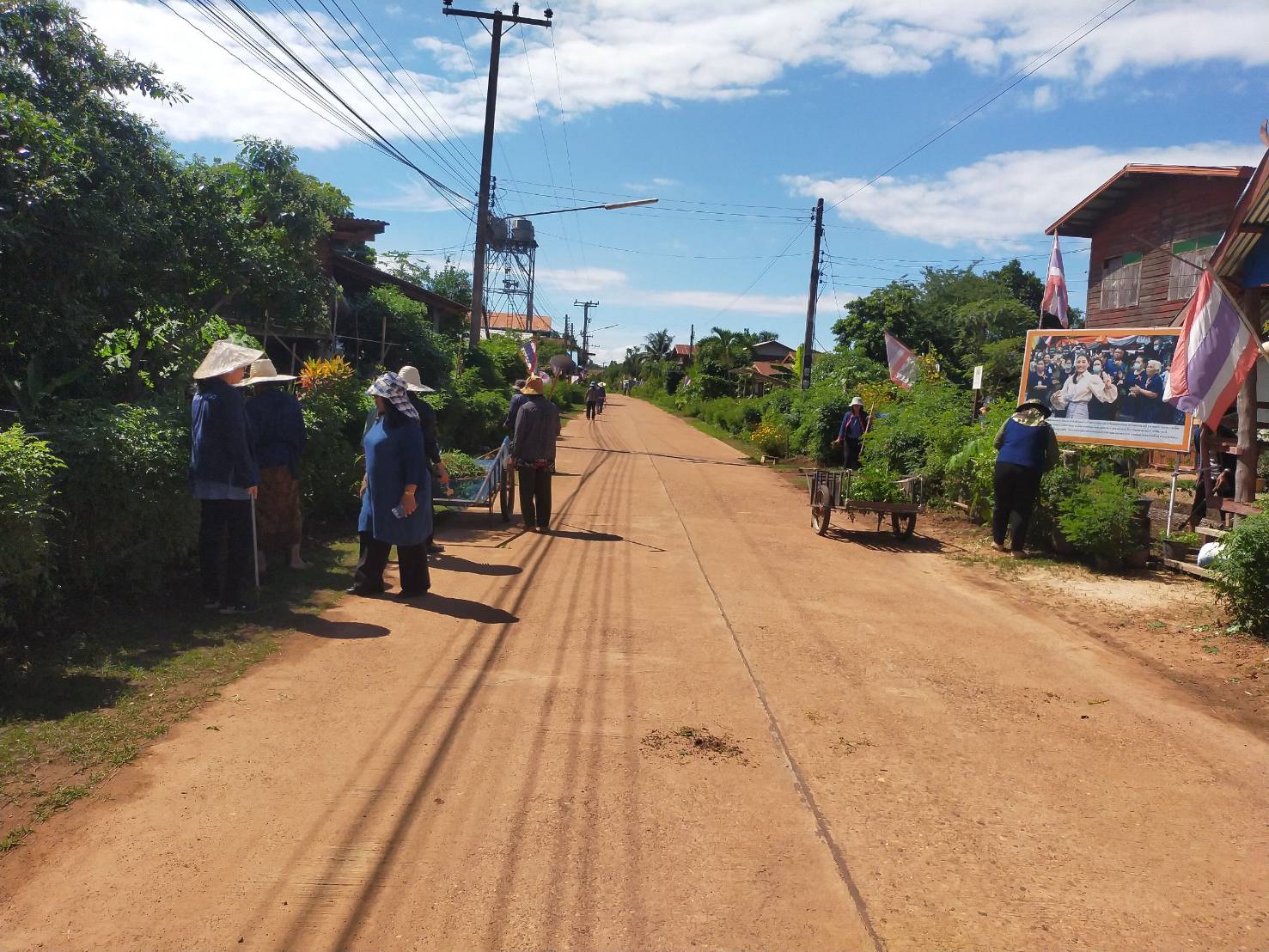 พช. สกลนคร จัดกิจกรรมเอามื้อสามัคคีปรับปรุงภูมิทัศน์บ้านดอนกอย เน้นการบูรณาการในระดับพื้นที่ เพื่อเตรียมการรับเสด็จสมเด็จพระเจ้าลูกยาเธอ เจ้าฟ้าทีปังกรรัศมีโชติ มหาวชิโรตตมางกูร สิริวิบูลยราชกุมาร