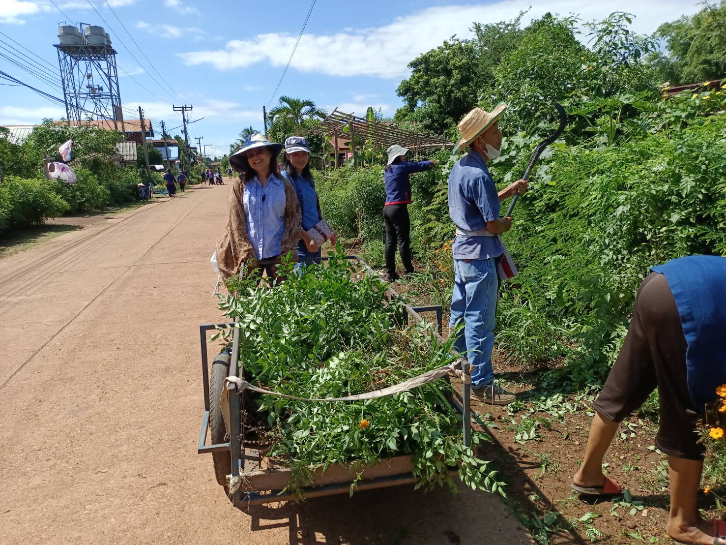 พช. สกลนคร จัดกิจกรรมเอามื้อสามัคคีปรับปรุงภูมิทัศน์บ้านดอนกอย เน้นการบูรณาการในระดับพื้นที่ เพื่อเตรียมการรับเสด็จสมเด็จพระเจ้าลูกยาเธอ เจ้าฟ้าทีปังกรรัศมีโชติ มหาวชิโรตตมางกูร สิริวิบูลยราชกุมาร