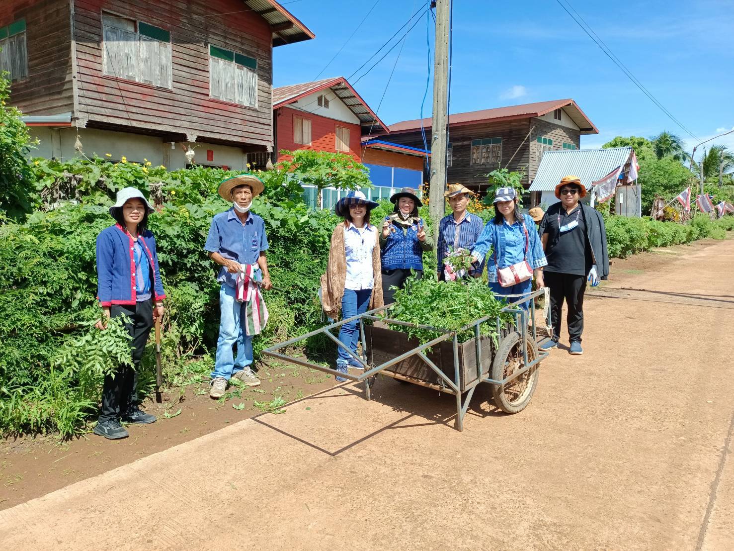 พช. สกลนคร จัดกิจกรรมเอามื้อสามัคคีปรับปรุงภูมิทัศน์บ้านดอนกอย เน้นการบูรณาการในระดับพื้นที่ เพื่อเตรียมการรับเสด็จสมเด็จพระเจ้าลูกยาเธอ เจ้าฟ้าทีปังกรรัศมีโชติ มหาวชิโรตตมางกูร สิริวิบูลยราชกุมาร