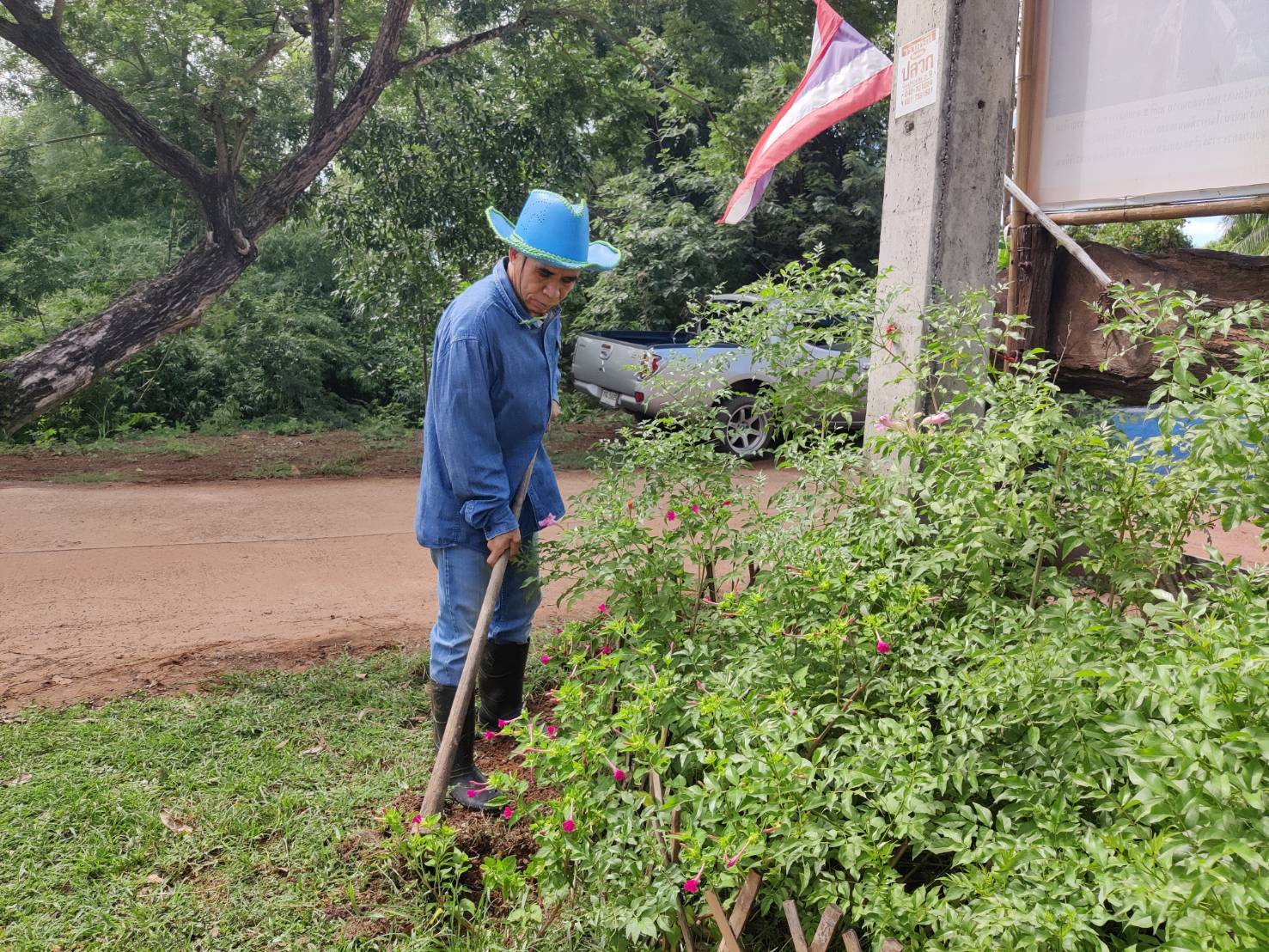 พช. สกลนคร จัดกิจกรรมเอามื้อสามัคคีปรับปรุงภูมิทัศน์บ้านดอนกอย เน้นการบูรณาการในระดับพื้นที่ เพื่อเตรียมการรับเสด็จสมเด็จพระเจ้าลูกยาเธอ เจ้าฟ้าทีปังกรรัศมีโชติ มหาวชิโรตตมางกูร สิริวิบูลยราชกุมาร