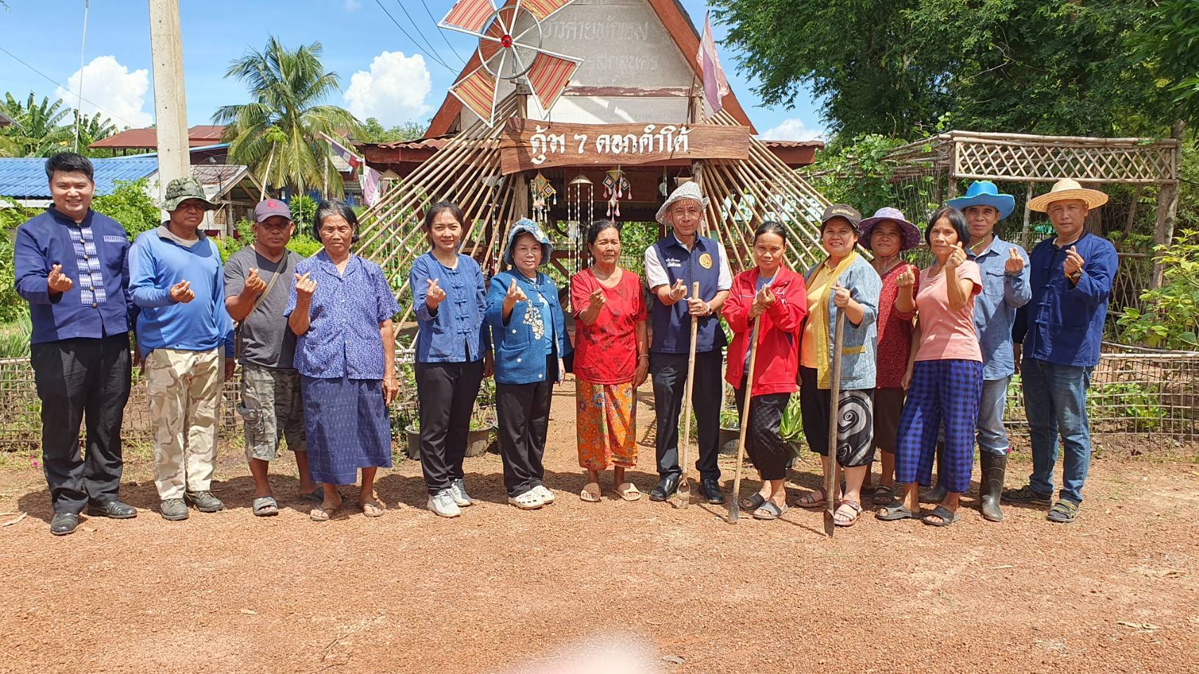 พช. สกลนคร จัดกิจกรรมเอามื้อสามัคคีปรับปรุงภูมิทัศน์บ้านดอนกอย เน้นการบูรณาการในระดับพื้นที่ เพื่อเตรียมการรับเสด็จสมเด็จพระเจ้าลูกยาเธอ เจ้าฟ้าทีปังกรรัศมีโชติ มหาวชิโรตตมางกูร สิริวิบูลยราชกุมาร