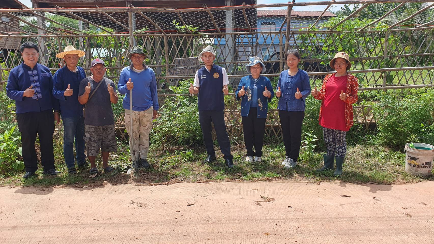 พช. สกลนคร จัดกิจกรรมเอามื้อสามัคคีปรับปรุงภูมิทัศน์บ้านดอนกอย เน้นการบูรณาการในระดับพื้นที่ เพื่อเตรียมการรับเสด็จสมเด็จพระเจ้าลูกยาเธอ เจ้าฟ้าทีปังกรรัศมีโชติ มหาวชิโรตตมางกูร สิริวิบูลยราชกุมาร