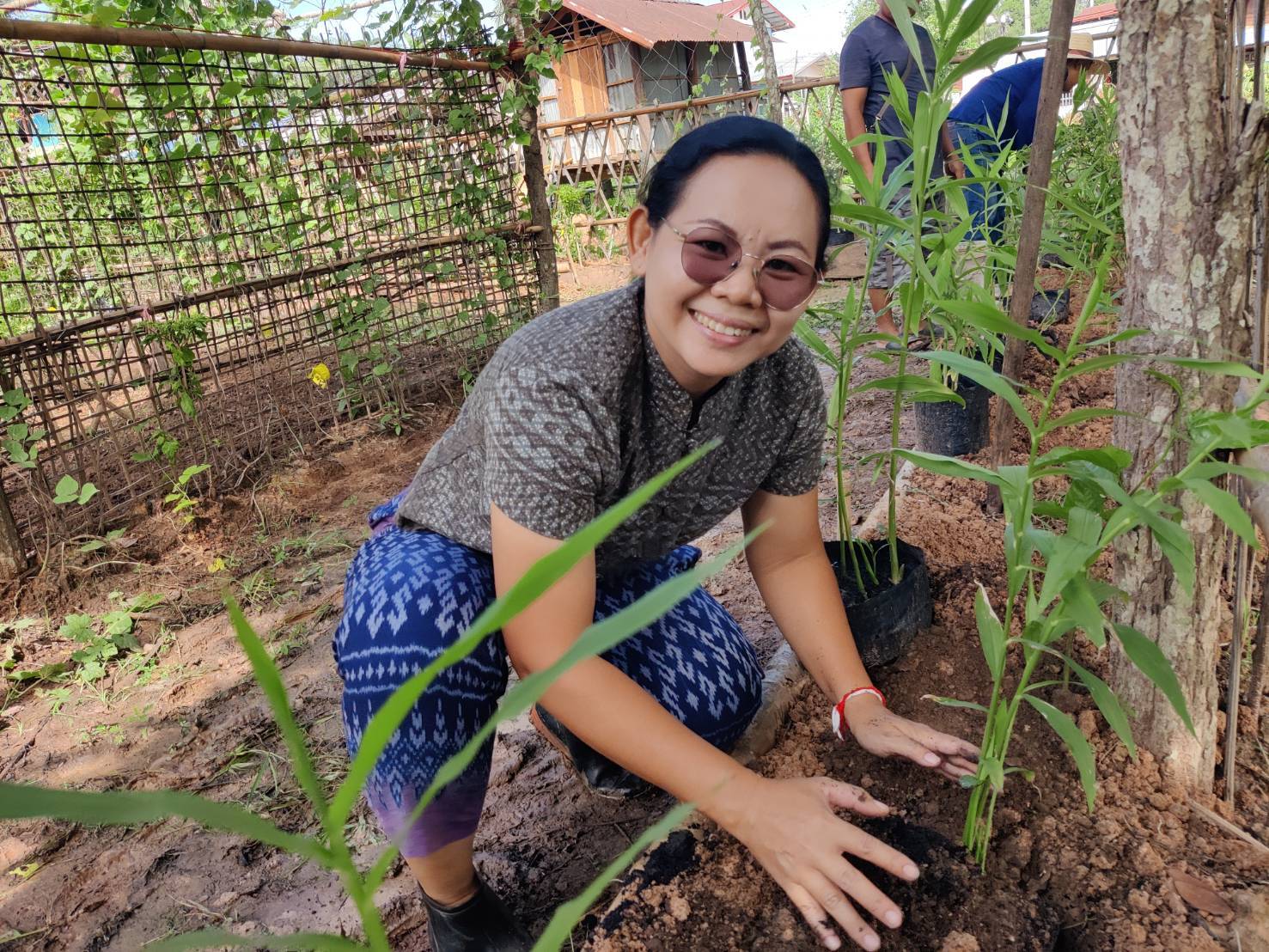 พช. สกลนคร จัดกิจกรรมเอามื้อสามัคคีปรับปรุงภูมิทัศน์บ้านดอนกอย เน้นการบูรณาการในระดับพื้นที่ เพื่อเตรียมการรับเสด็จสมเด็จพระเจ้าลูกยาเธอ เจ้าฟ้าทีปังกรรัศมีโชติ มหาวชิโรตตมางกูร สิริวิบูลยราชกุมาร