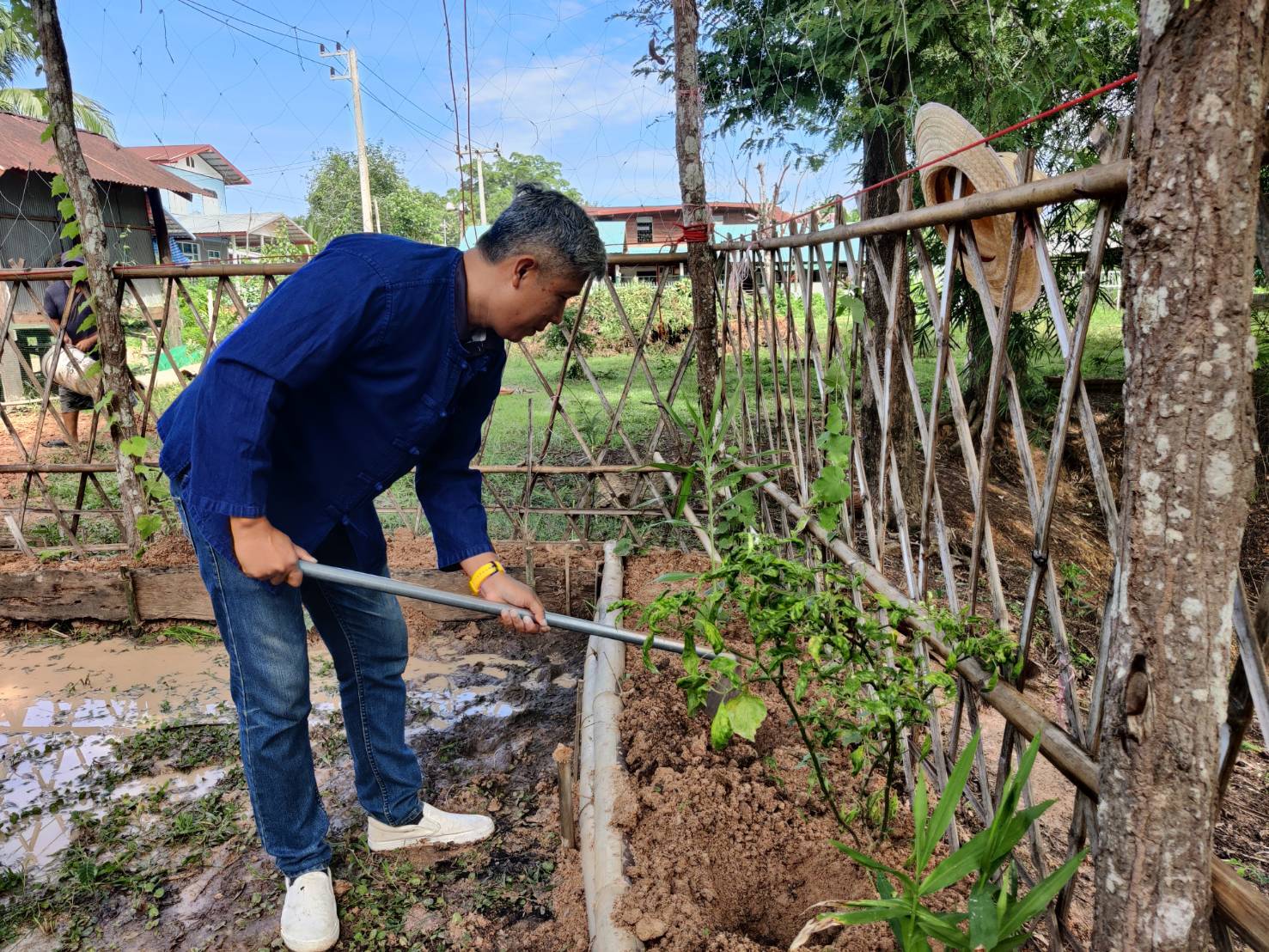 พช. สกลนคร จัดกิจกรรมเอามื้อสามัคคีปรับปรุงภูมิทัศน์บ้านดอนกอย เน้นการบูรณาการในระดับพื้นที่ เพื่อเตรียมการรับเสด็จสมเด็จพระเจ้าลูกยาเธอ เจ้าฟ้าทีปังกรรัศมีโชติ มหาวชิโรตตมางกูร สิริวิบูลยราชกุมาร