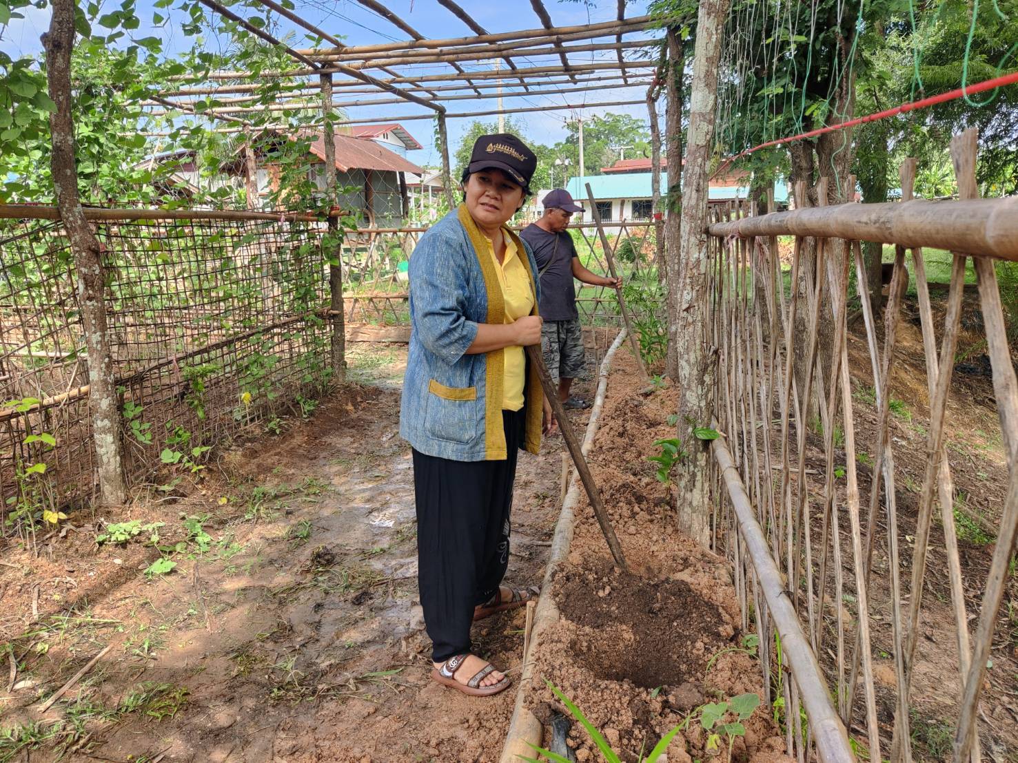 พช. สกลนคร จัดกิจกรรมเอามื้อสามัคคีปรับปรุงภูมิทัศน์บ้านดอนกอย เน้นการบูรณาการในระดับพื้นที่ เพื่อเตรียมการรับเสด็จสมเด็จพระเจ้าลูกยาเธอ เจ้าฟ้าทีปังกรรัศมีโชติ มหาวชิโรตตมางกูร สิริวิบูลยราชกุมาร