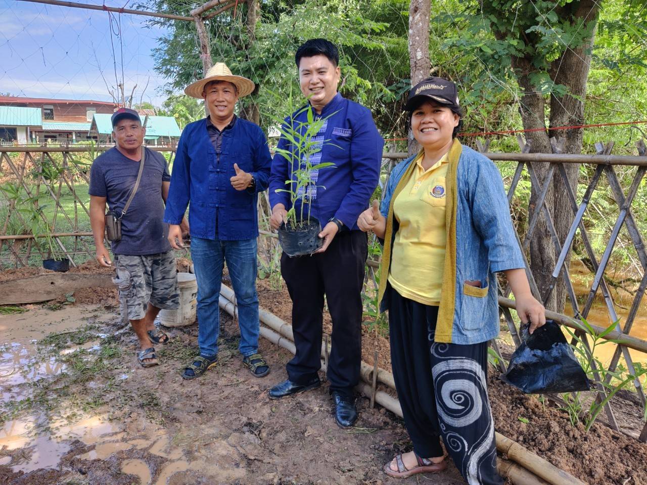 พช. สกลนคร จัดกิจกรรมเอามื้อสามัคคีปรับปรุงภูมิทัศน์บ้านดอนกอย เน้นการบูรณาการในระดับพื้นที่ เพื่อเตรียมการรับเสด็จสมเด็จพระเจ้าลูกยาเธอ เจ้าฟ้าทีปังกรรัศมีโชติ มหาวชิโรตตมางกูร สิริวิบูลยราชกุมาร