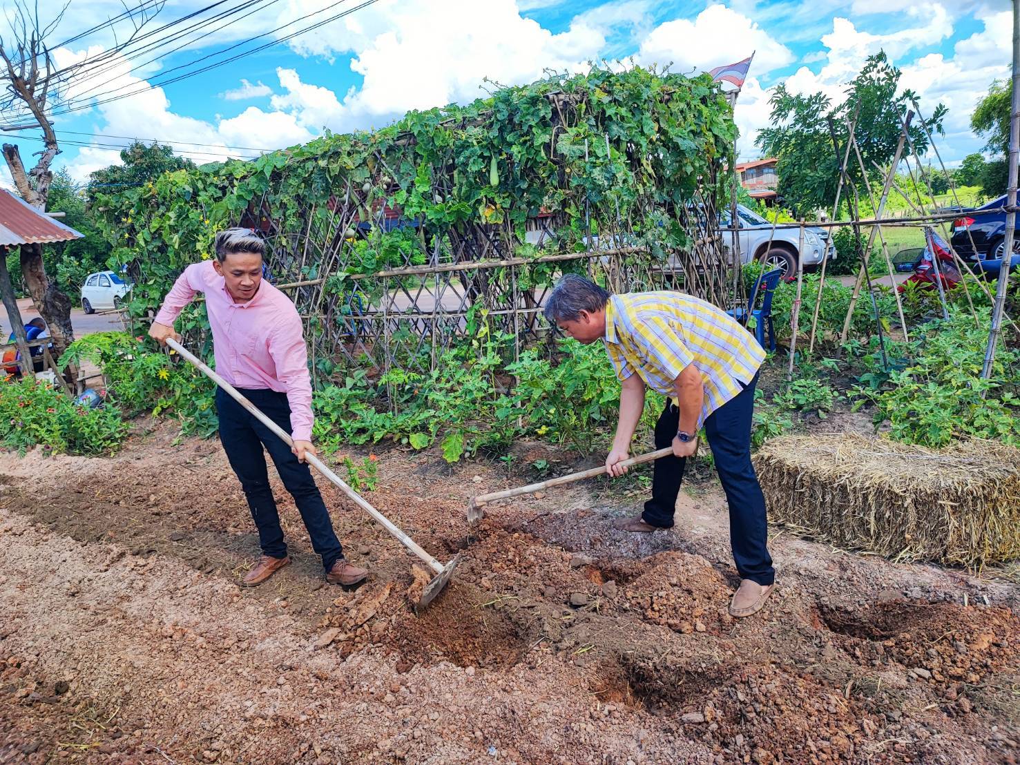 พช. สกลนคร จัดกิจกรรมเอามื้อสามัคคีปรับปรุงภูมิทัศน์บ้านดอนกอย เน้นการบูรณาการในระดับพื้นที่ เพื่อเตรียมการรับเสด็จสมเด็จพระเจ้าลูกยาเธอ เจ้าฟ้าทีปังกรรัศมีโชติ มหาวชิโรตตมางกูร สิริวิบูลยราชกุมาร