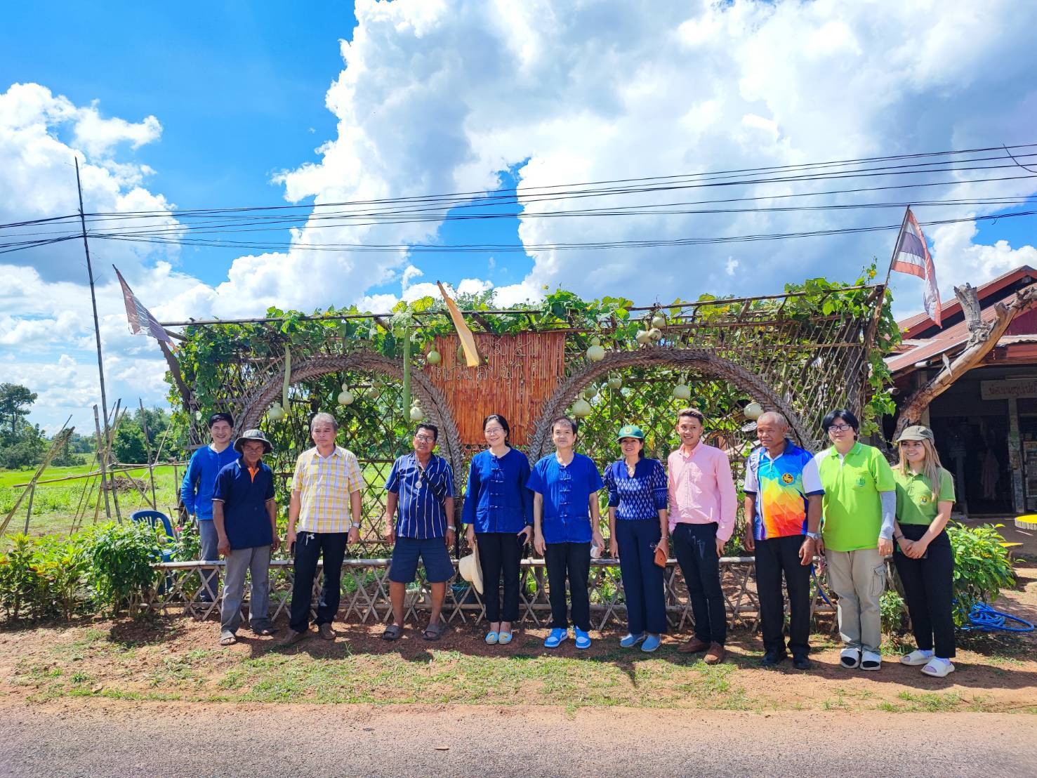 พช. สกลนคร จัดกิจกรรมเอามื้อสามัคคีปรับปรุงภูมิทัศน์บ้านดอนกอย เน้นการบูรณาการในระดับพื้นที่ เพื่อเตรียมการรับเสด็จสมเด็จพระเจ้าลูกยาเธอ เจ้าฟ้าทีปังกรรัศมีโชติ มหาวชิโรตตมางกูร สิริวิบูลยราชกุมาร