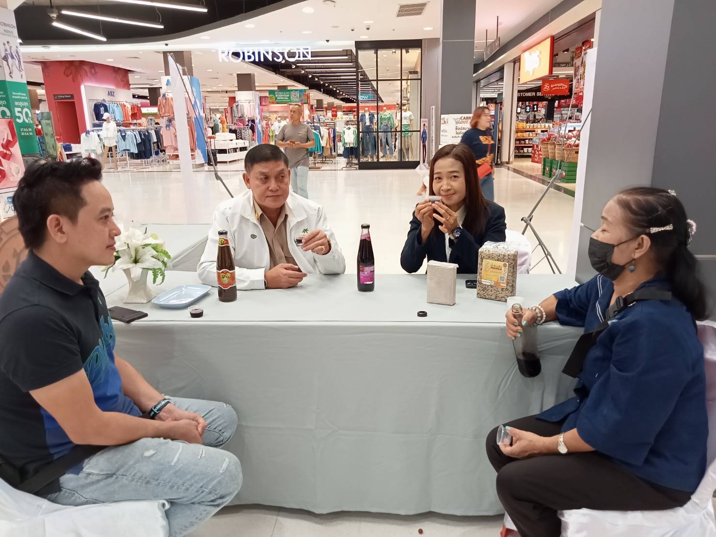พช. สกลนคร : จัดงาน “มหกรรม อาหารปลอดภัย ไทสกล” ประชาชนชาวสกลนคร ร่วมจับจ่ายใช้สอย อาหารปลอดภัย เครื่องดื่ม สินค้า OTOP ที่ ศูนย์การค้าโรบินสันไลฟ์สไตล์ สาขาสกลนคร
