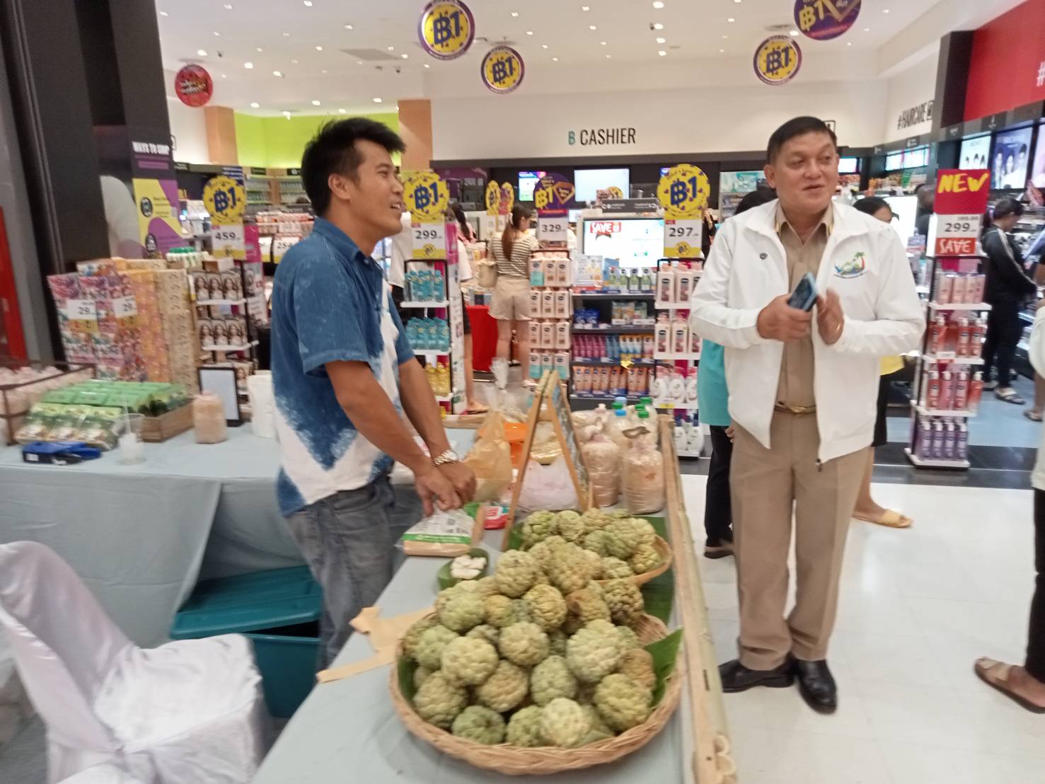 พช. สกลนคร : จัดงาน “มหกรรม อาหารปลอดภัย ไทสกล” ประชาชนชาวสกลนคร ร่วมจับจ่ายใช้สอย อาหารปลอดภัย เครื่องดื่ม สินค้า OTOP ที่ ศูนย์การค้าโรบินสันไลฟ์สไตล์ สาขาสกลนคร