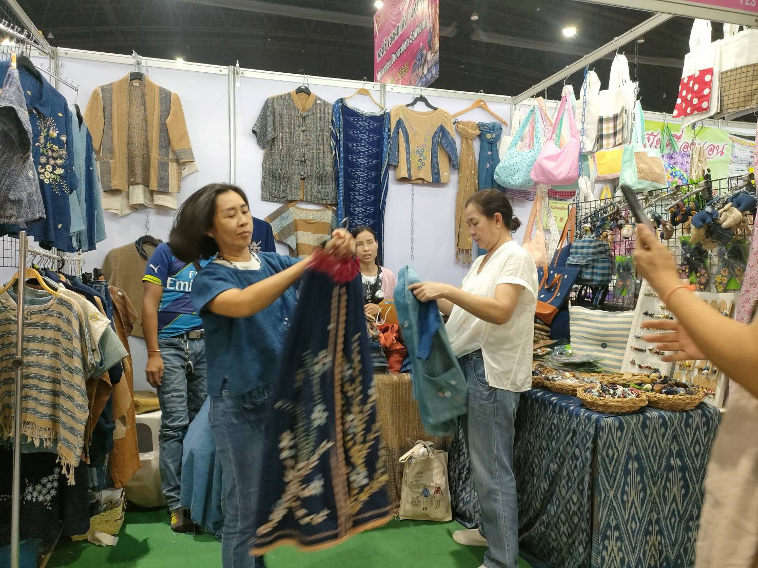 มท.1 เยี่ยมชม งาน OTOP Midyear 2023 และให้กำลังใจผู้ประกอบการ OTOP เชิญชวนประชาชน ซื้อของไทย ใช้ของไทย
