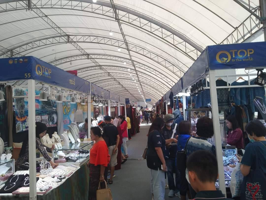 จังหวัดสกลนคร ยกระดับภูมิปัญญาท้องถิ่น นำสินค้า OTOP ร่วม งาน OTOP TO THE WORLD “ผลิตภัณฑ์จากภูมิปัญญา สู่สากล” ส่งเสริม Soft Power