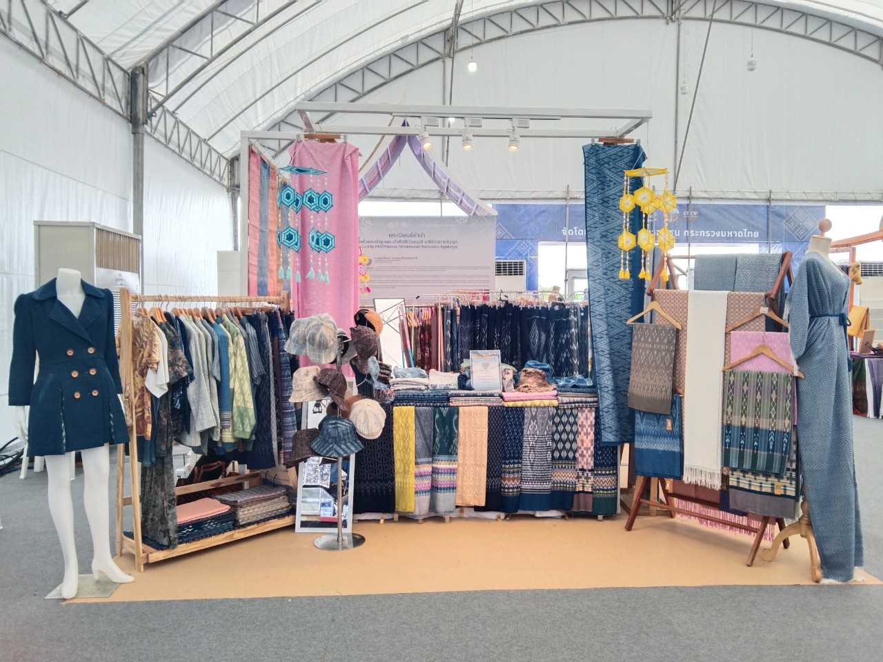 จังหวัดสกลนคร ยกระดับภูมิปัญญาท้องถิ่น นำสินค้า OTOP ร่วม งาน OTOP TO THE WORLD “ผลิตภัณฑ์จากภูมิปัญญา สู่สากล” ส่งเสริม Soft Power