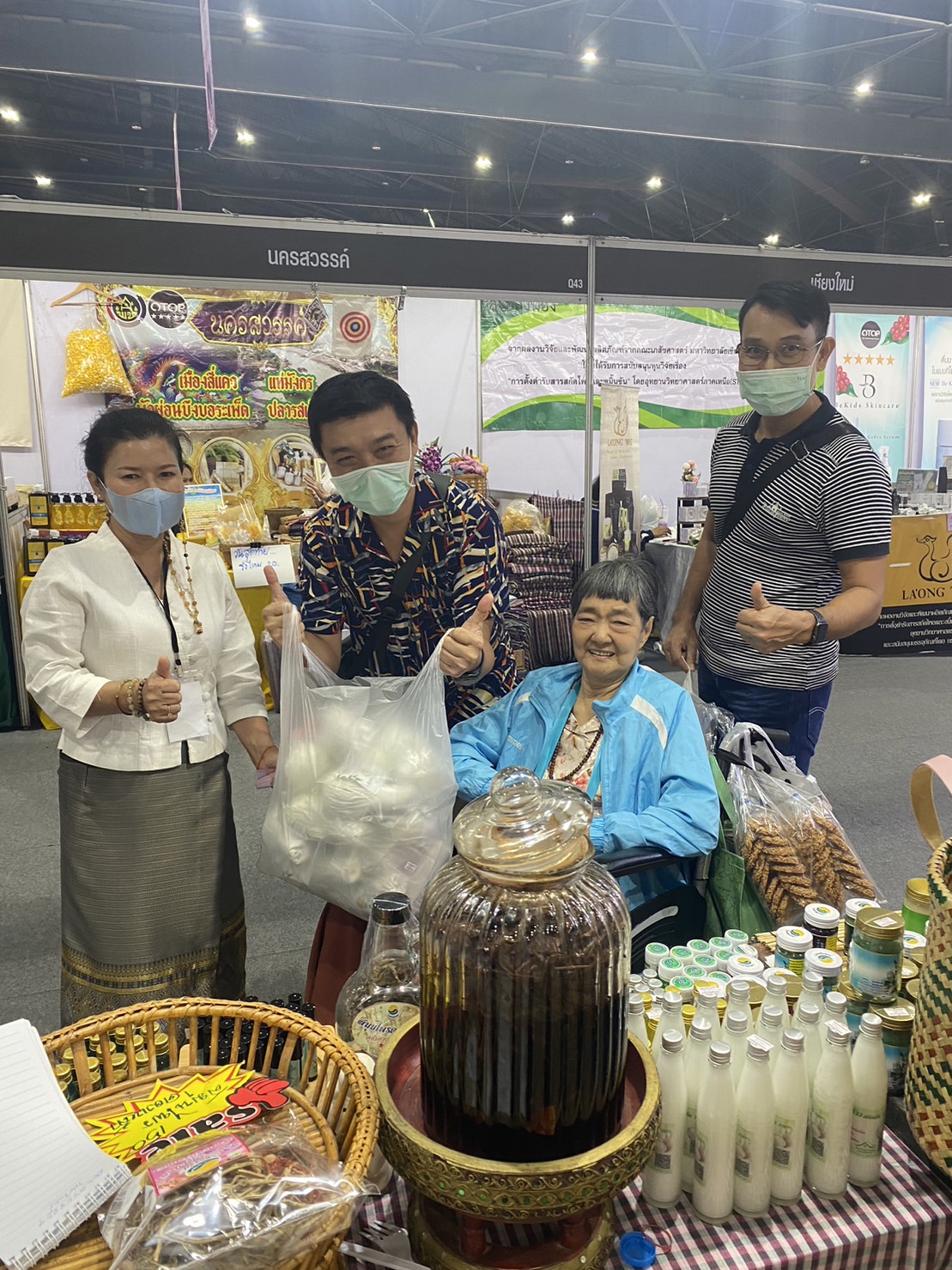มท.1 เยี่ยมชม งาน OTOP Midyear 2023 และให้กำลังใจผู้ประกอบการ OTOP เชิญชวนประชาชน ซื้อของไทย ใช้ของไทย