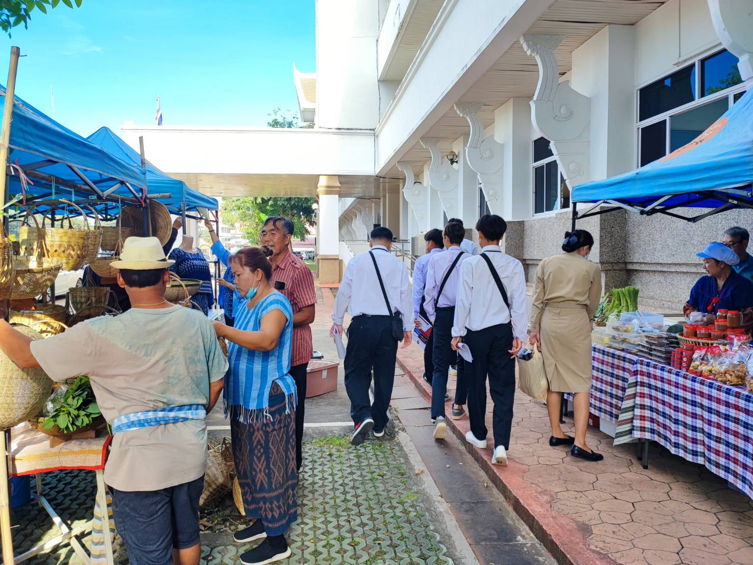 📢 พช. สกลนคร : จัดตลาดนัดสินค้า OTOP อาหารปลอดภัย สินค้าดี สินค้าเด่นจังหวัดสกลนคร ส่งเสริมช่องทางการตลาดให้ผู้ประกอบการ OTOP 📢