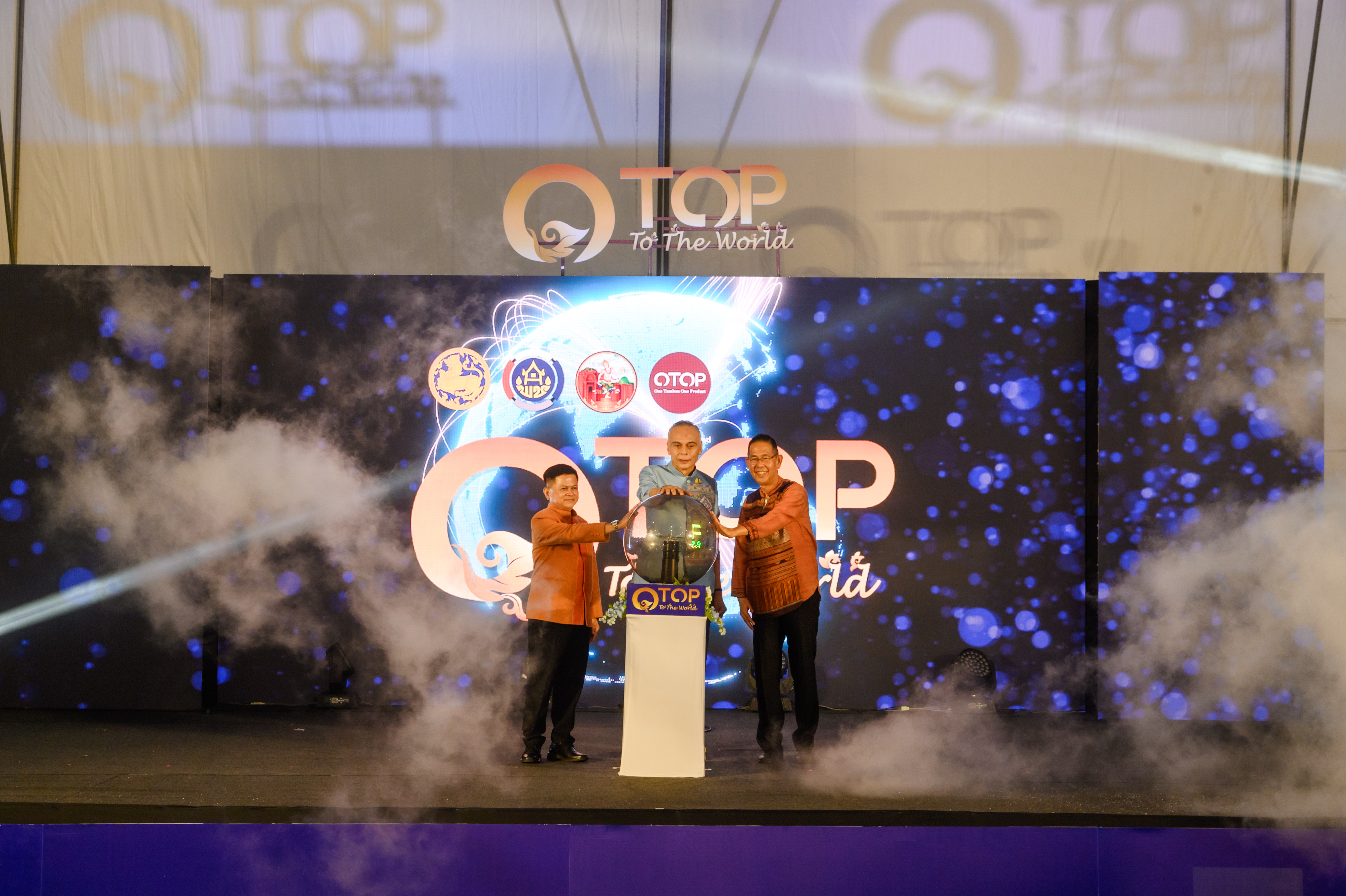 จังหวัดสกลนคร ยกระดับภูมิปัญญาท้องถิ่น นำสินค้า OTOP ร่วม งาน OTOP TO THE WORLD “ผลิตภัณฑ์จากภูมิปัญญา สู่สากล” ส่งเสริม Soft Power