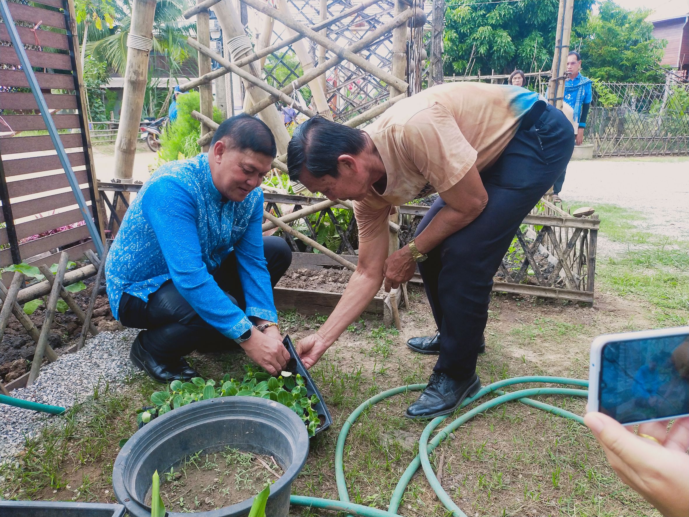 กรมการพัฒนาชุมชน ลงพื้นที่ถ่ายทำวิดีทัศน์ความสำเร็จหมู่บ้านต้นแบบการน้อมนำแนวพระราชดำริไปประยุกต์ใช้ตามโครงการ ๙;๑๐ ปฏิบัติบูชา “สืบสาน รักษา ต่อยอด” เพื่อพัฒนาชุมชน ประจำปี 2566 จังหวัดสกลนคร