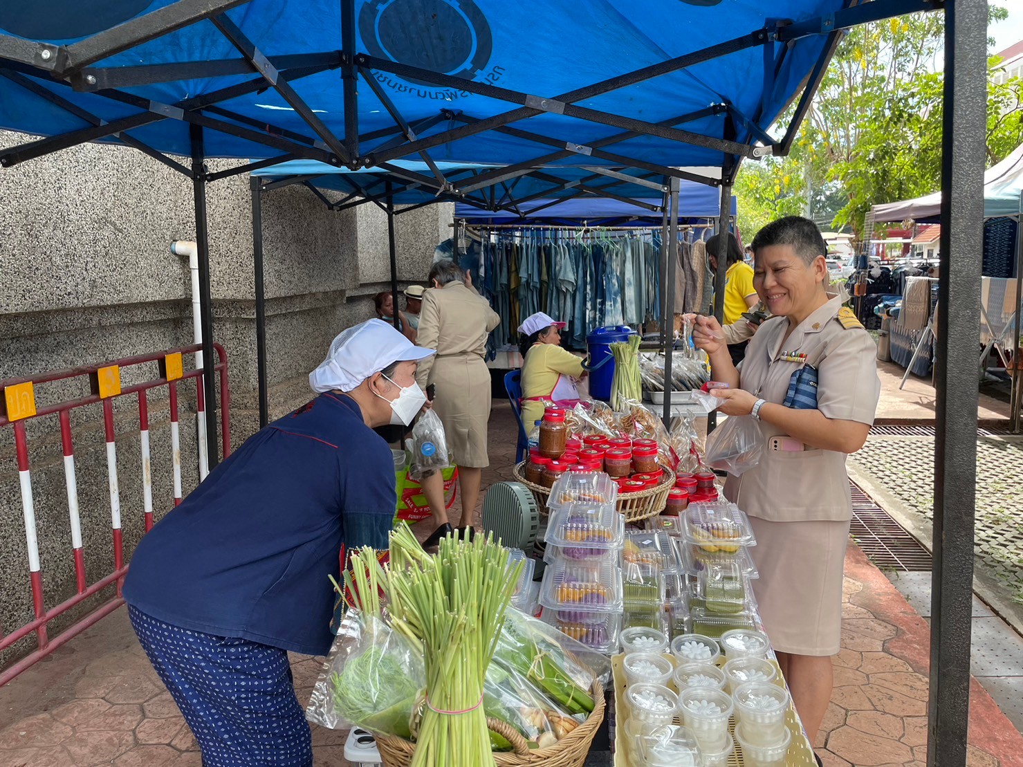📢 พช. สกลนคร : จัดตลาดนัดสินค้า OTOP อาหารปลอดภัย สินค้าดี สินค้าเด่นจังหวัดสกลนคร ส่งเสริมช่องทางการตลาดให้ผู้ประกอบการ OTOP 📢