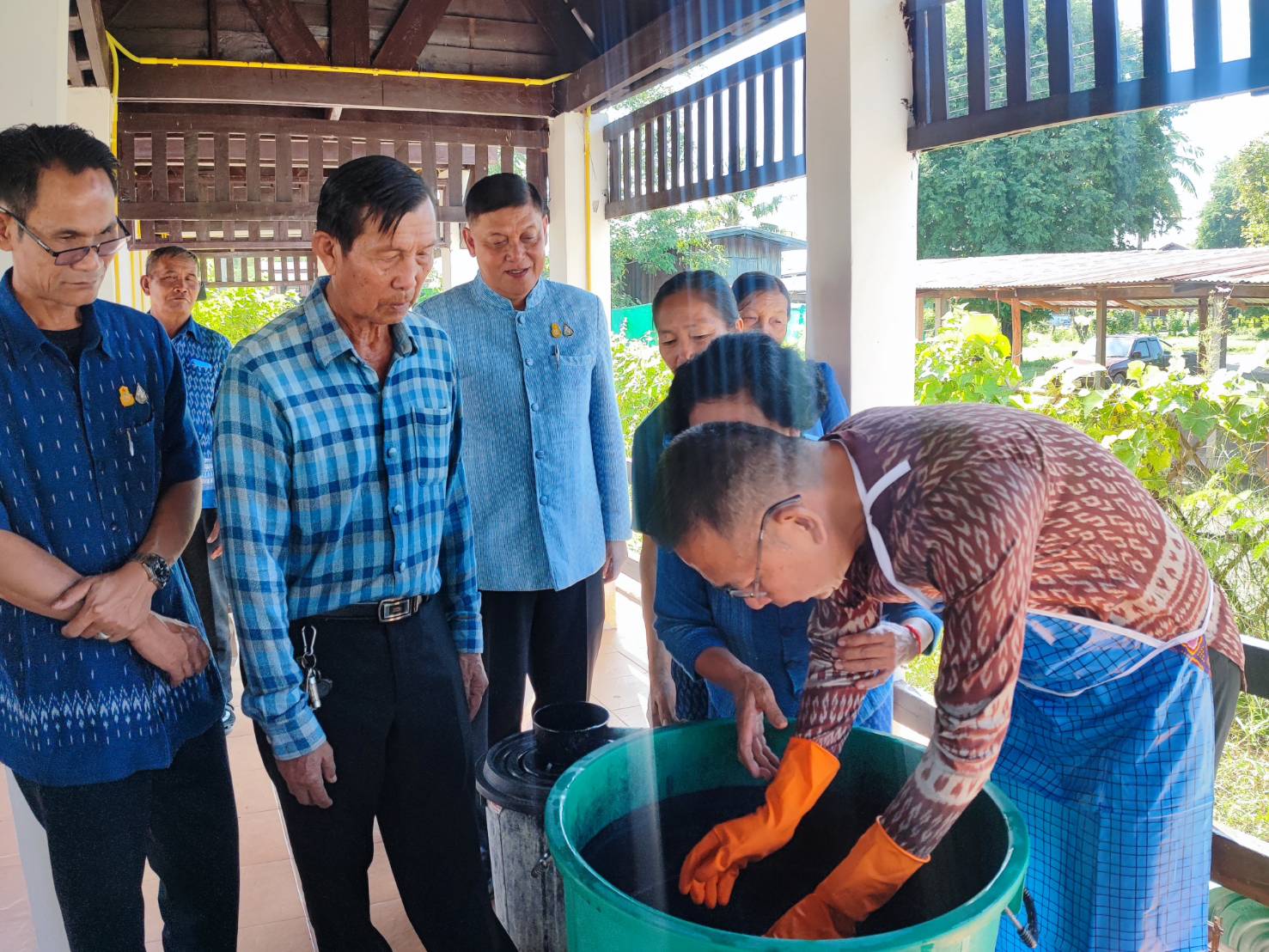 อธิบดี พช. ลงพื้นที่จังหวัดสกลนคร เยี่ยมกำลังใจครอบครัวแรงงานไทยที่ได้รับผลกระทบจากเหตุความไม่สงบของประเทศอิสราเอล พร้อมเยี่ยม “วิชชาลัยดอนกอย วิถีแห่งการพัฒนาที่ยั่งยืน” และกลุ่มทอย้อมครามบ้านคำประมง เน้นย้ำ ทุกหน่วยเชื่อมโยงการทำงาน เพื่อบำบัดทุกข์ บำรุงสุขให้แก่ประชาชน