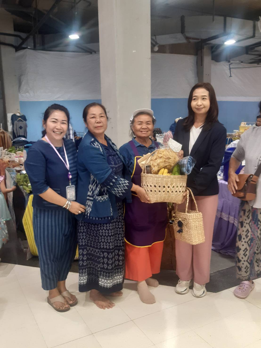 โครงการส่งเสริมช่องทางการตลาดผู้ผลิตผู้ประกอบการ OTOP และผู้ประกอบการอาหารปลอดภัย ให้มีรายได้เพิ่มขึ้นอย่างยั่งยืน 6-8 ตุลาคม 2566 ที่ ศูนย์การค้าโรบินสัน​ไลฟ์ส​ไตล์ สาขาสกลนคร