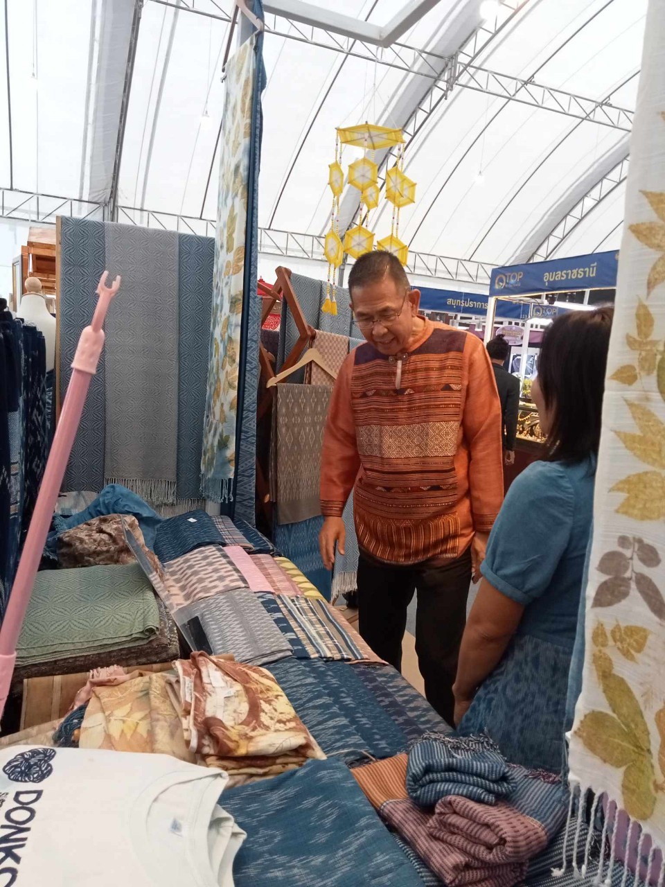 จังหวัดสกลนคร ยกระดับภูมิปัญญาท้องถิ่น นำสินค้า OTOP ร่วม งาน OTOP TO THE WORLD “ผลิตภัณฑ์จากภูมิปัญญา สู่สากล” ส่งเสริม Soft Power
