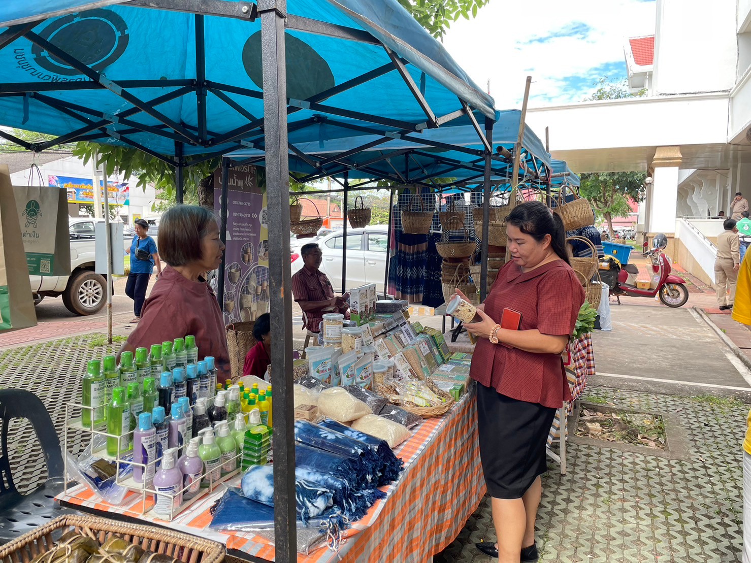 📢 พช. สกลนคร : จัดตลาดนัดสินค้า OTOP อาหารปลอดภัย สินค้าดี สินค้าเด่นจังหวัดสกลนคร ส่งเสริมช่องทางการตลาดให้ผู้ประกอบการ OTOP 📢