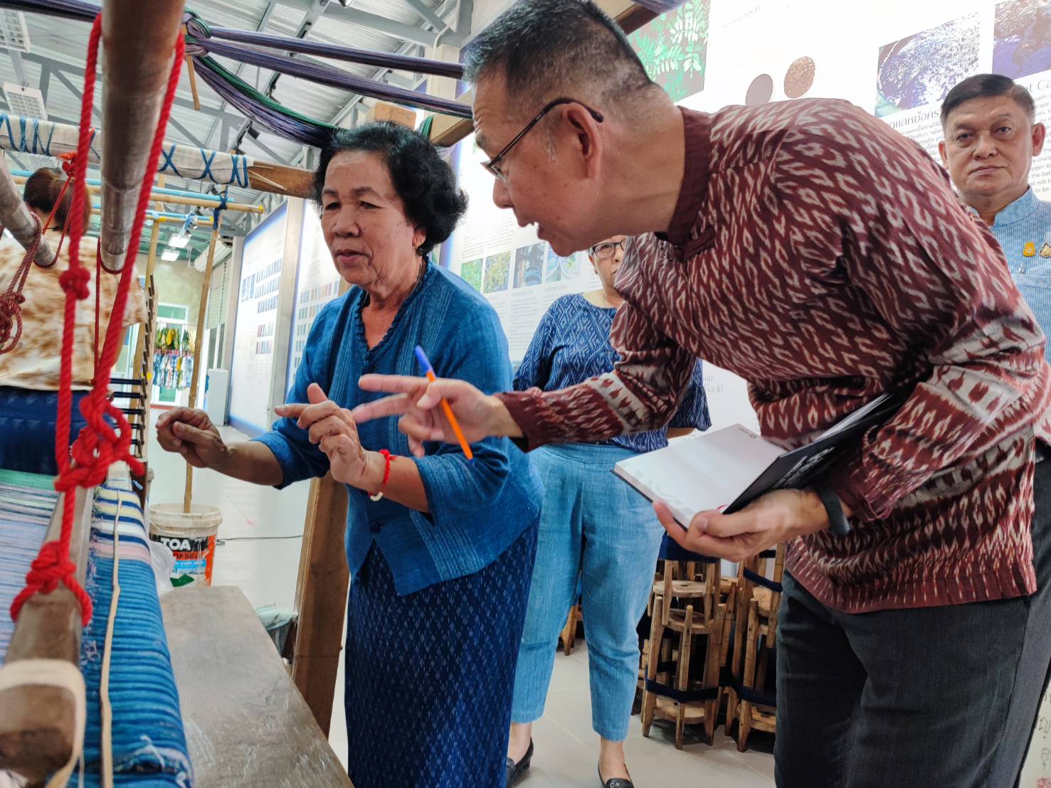 อธิบดี พช. ลงพื้นที่จังหวัดสกลนคร เยี่ยมกำลังใจครอบครัวแรงงานไทยที่ได้รับผลกระทบจากเหตุความไม่สงบของประเทศอิสราเอล พร้อมเยี่ยม “วิชชาลัยดอนกอย วิถีแห่งการพัฒนาที่ยั่งยืน” และกลุ่มทอย้อมครามบ้านคำประมง เน้นย้ำ ทุกหน่วยเชื่อมโยงการทำงาน เพื่อบำบัดทุกข์ บำรุงสุขให้แก่ประชาชน