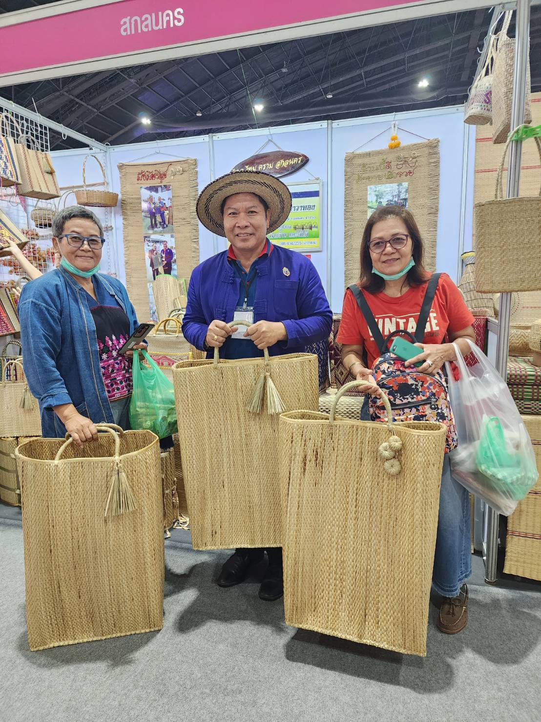 มท.1 เยี่ยมชม งาน OTOP Midyear 2023 และให้กำลังใจผู้ประกอบการ OTOP เชิญชวนประชาชน ซื้อของไทย ใช้ของไทย
