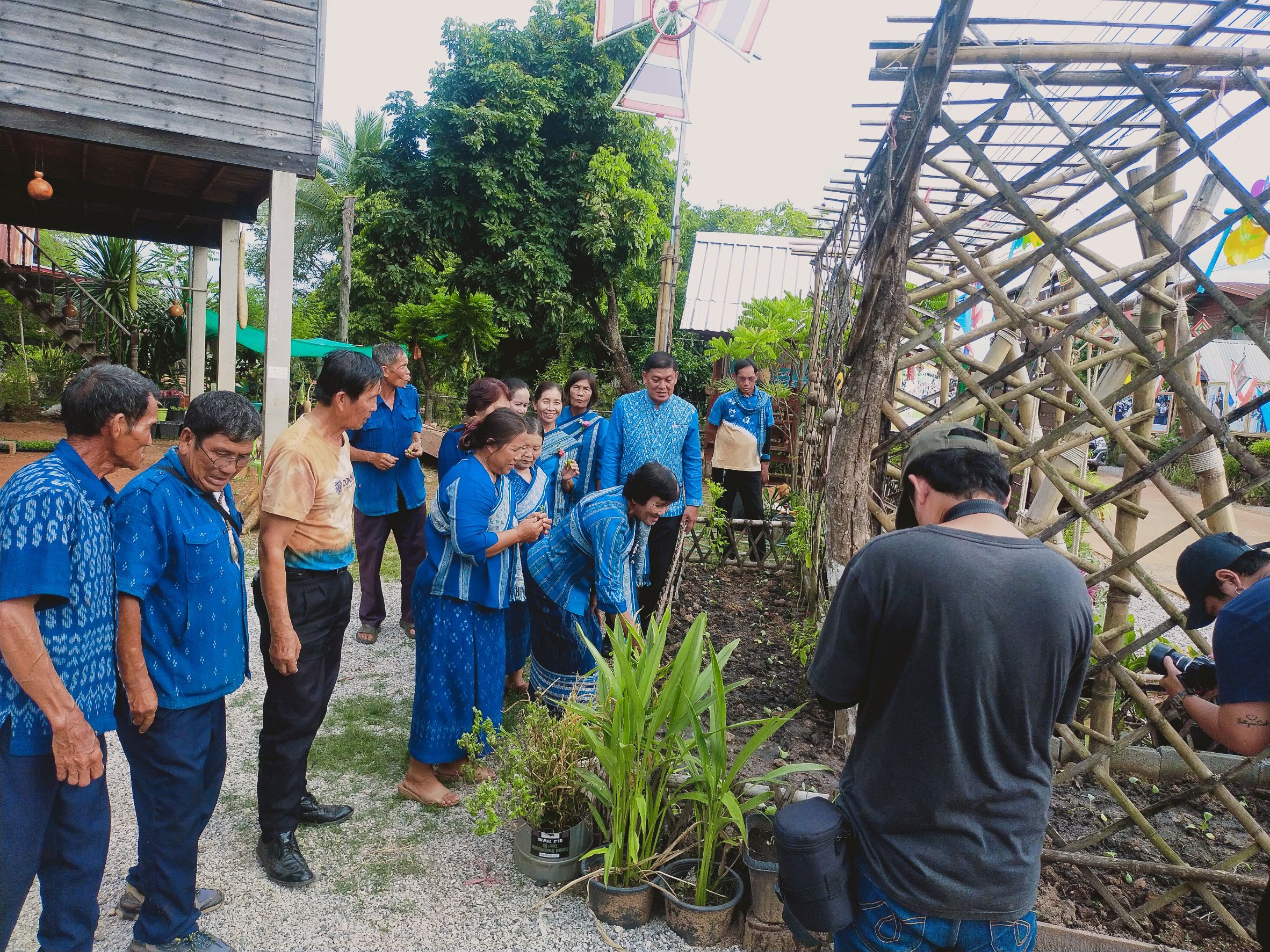 กรมการพัฒนาชุมชน ลงพื้นที่ถ่ายทำวิดีทัศน์ความสำเร็จหมู่บ้านต้นแบบการน้อมนำแนวพระราชดำริไปประยุกต์ใช้ตามโครงการ ๙;๑๐ ปฏิบัติบูชา “สืบสาน รักษา ต่อยอด” เพื่อพัฒนาชุมชน ประจำปี 2566 จังหวัดสกลนคร
