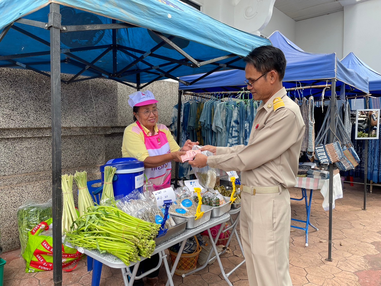 📢 พช. สกลนคร : จัดตลาดนัดสินค้า OTOP อาหารปลอดภัย สินค้าดี สินค้าเด่นจังหวัดสกลนคร ส่งเสริมช่องทางการตลาดให้ผู้ประกอบการ OTOP 📢