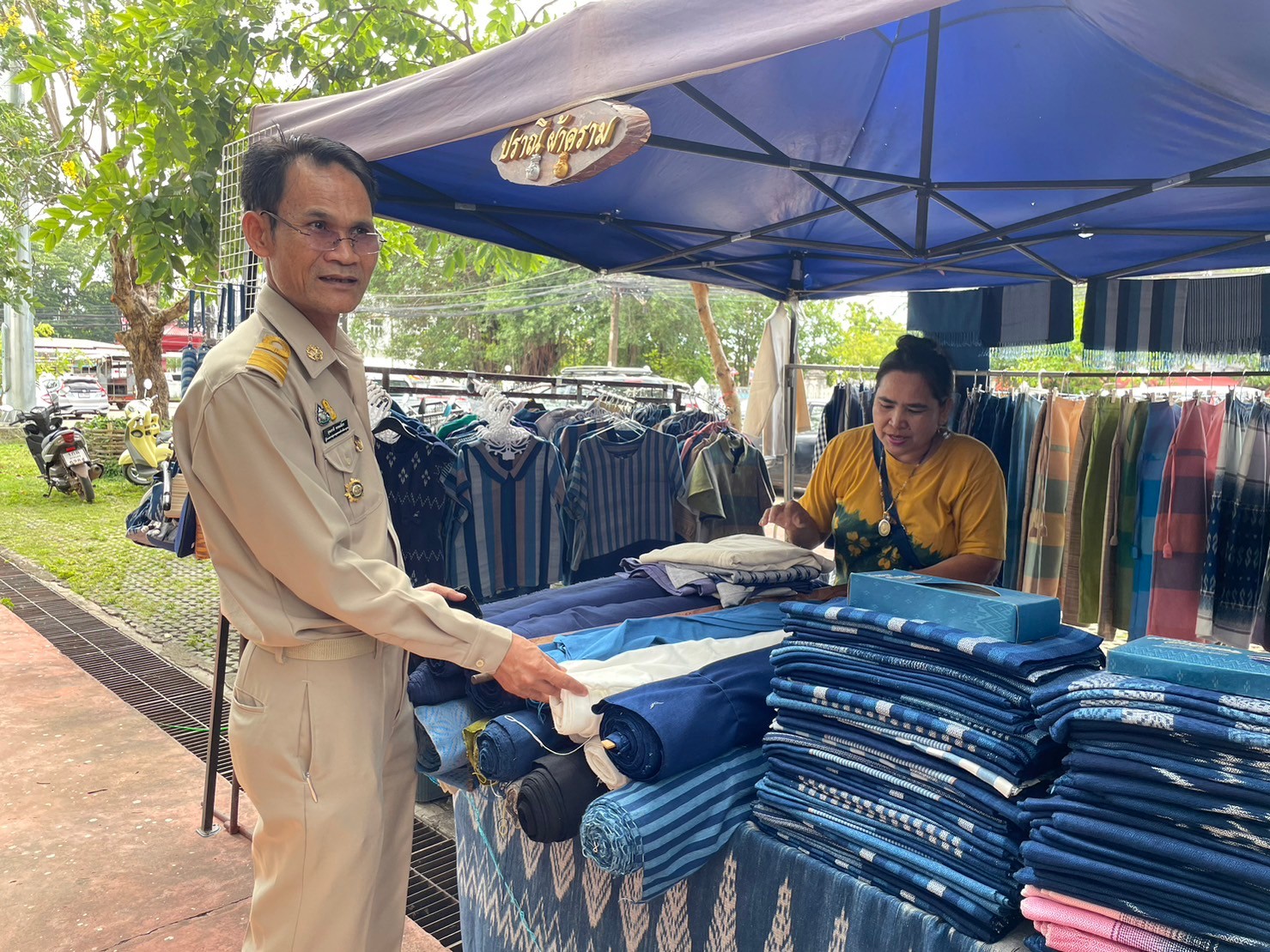 📢 พช. สกลนคร : จัดตลาดนัดสินค้า OTOP อาหารปลอดภัย สินค้าดี สินค้าเด่นจังหวัดสกลนคร ส่งเสริมช่องทางการตลาดให้ผู้ประกอบการ OTOP 📢