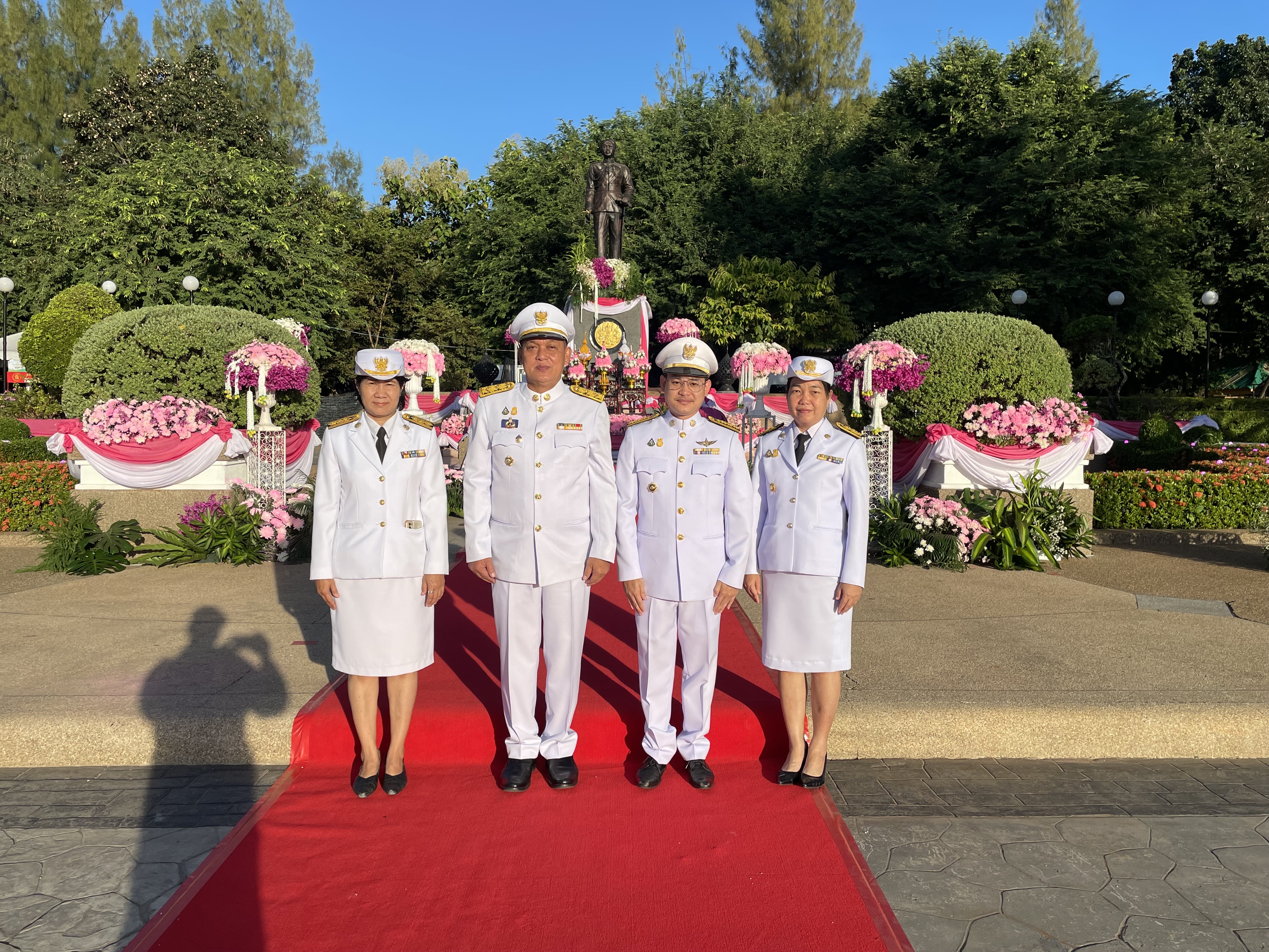 จังหวัดสกลนคร จัดพิธีวางพวงมาลาถวายราชสักการะ น้อมรำลึกในพระมหากรุณาธิคุณ เนื่องในวันคล้ายวันสวรรคต พระบาทสมเด็จพระจุลจอมเกล้าเจ้าอยู่หัว “วันปิยมหาราช” ประจำปี 2566