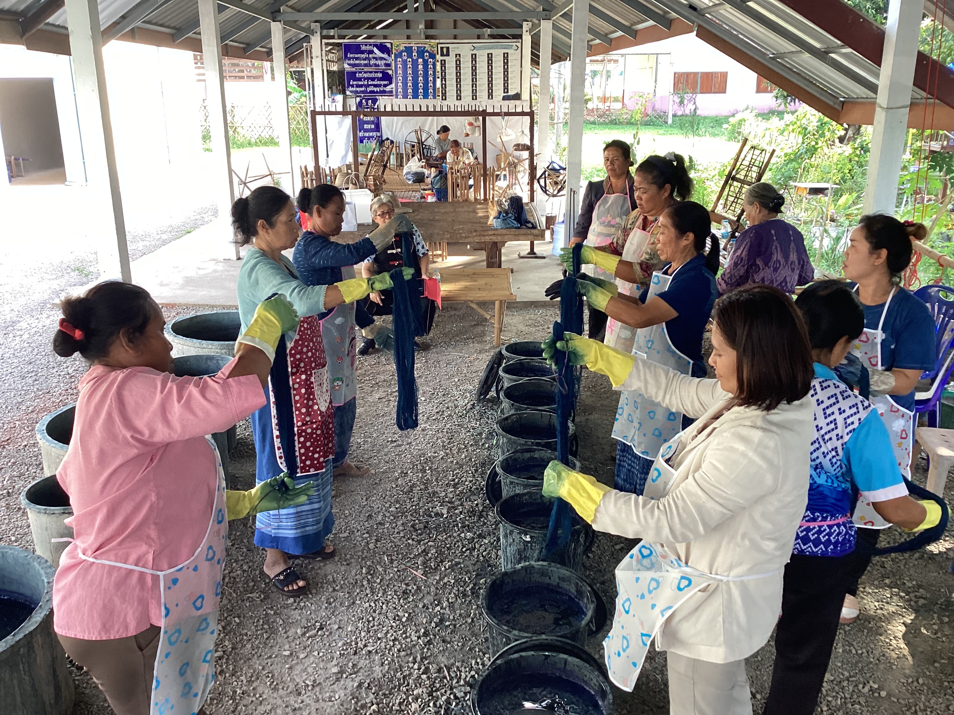 จังหวัดสกลนคร ขยายผลมรดกแห่งภูมิปัญญา พัฒนาศัยภาพกลุ่มทอผ้าย้อมคราม “ดอนกอยโมเดล”