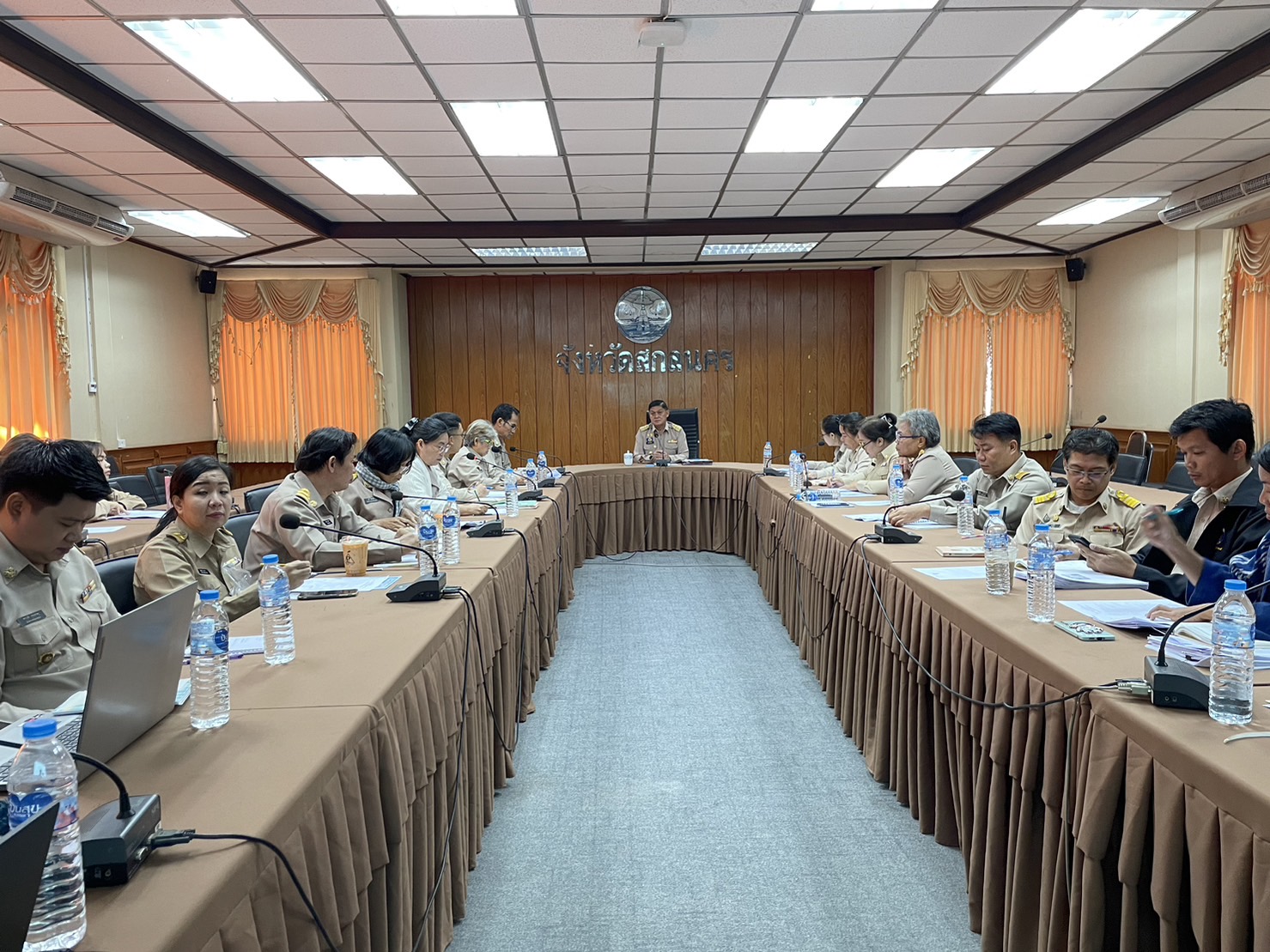 พช.สกลนคร ประชุมเจ้าหน้าที่ พช. ตั้งเป้าหมายเพิ่มสมรรถนะเจ้าหน้าที่ พช. ขับเคลื่อนงานพัฒนาชุมชน ปี 2567 ให้มีประสิทธิภาพ