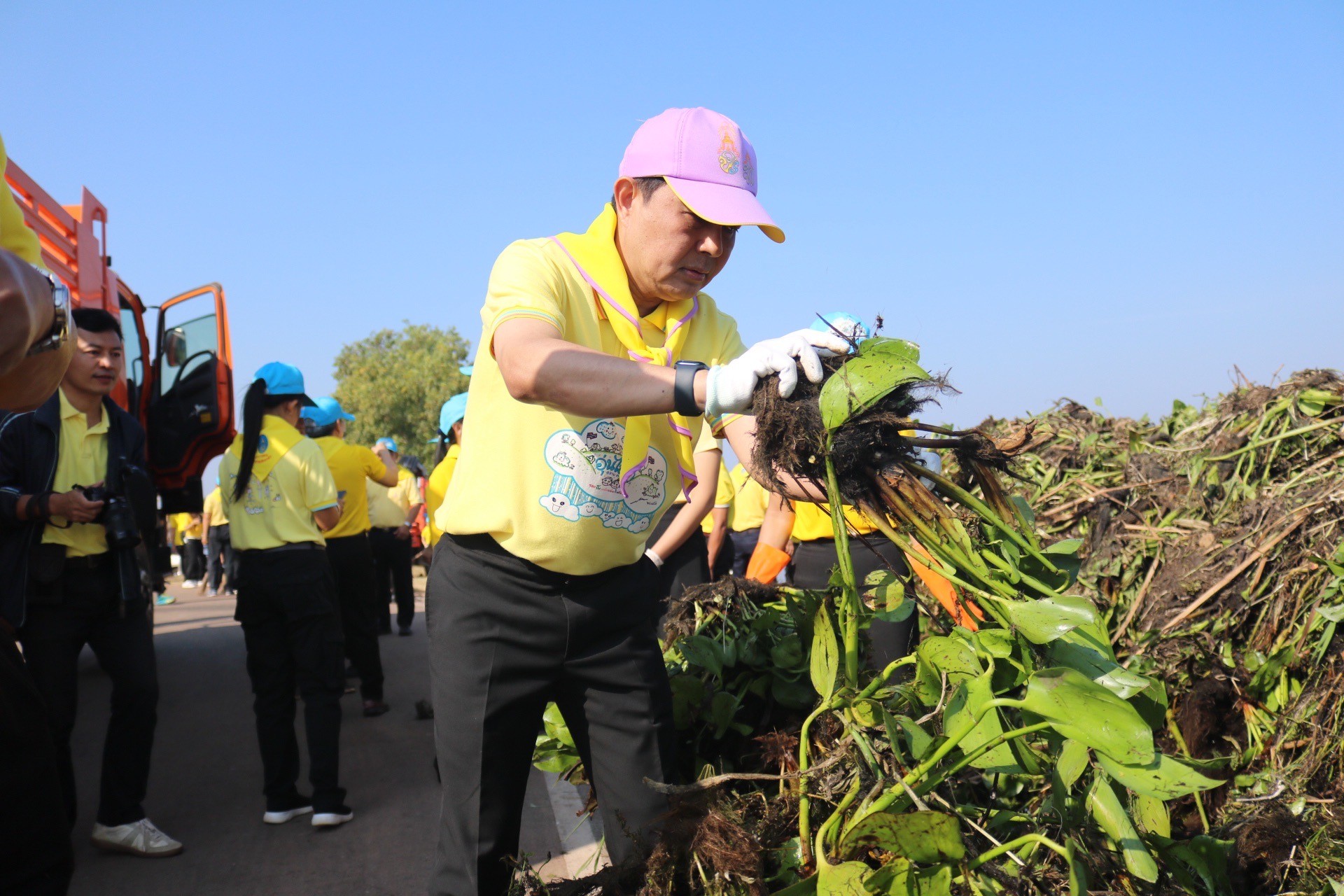 จังหวัดสกลนคร จัดกิจกรรมจิตอาสาพระราชทาน ในโครงการฟื้นฟูและพัฒนาหนองหาร บริเวณสวนเฉลิมพระเกียรติพระบาทสมเด็จพระเจ้าอยู่หัว เฉลิมพระชนมพรรษา 80 พรรษา