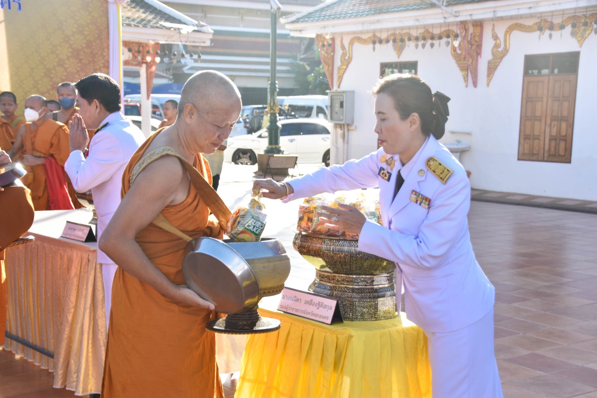 จังหวัดสกลนคร จัดพิธีเจริญพระพุทธมนต์ ทำบุญตักบาตร ถวายพระราชกุศล และพิธีวางพานพุ่มดอกไม้ถวายราชสักการะ เนื่องในวันพ่อแห่งชาติ พ.ศ. 2566
