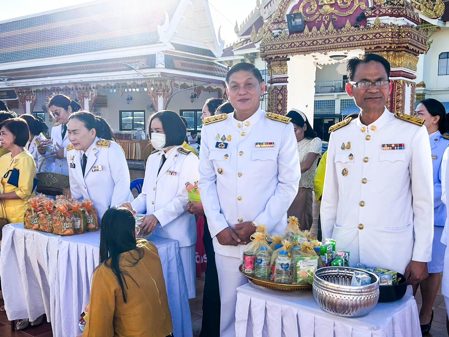 จังหวัดสกลนคร จัดพิธีเจริญพระพุทธมนต์ ทำบุญตักบาตร ถวายพระราชกุศล และพิธีวางพานพุ่มดอกไม้ถวายราชสักการะ เนื่องในวันพ่อแห่งชาติ พ.ศ. 2566