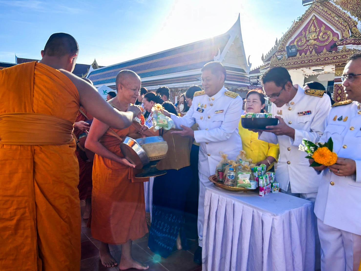 จังหวัดสกลนคร จัดพิธีเจริญพระพุทธมนต์ ทำบุญตักบาตร ถวายพระราชกุศล และพิธีวางพานพุ่มดอกไม้ถวายราชสักการะ เนื่องในวันพ่อแห่งชาติ พ.ศ. 2566