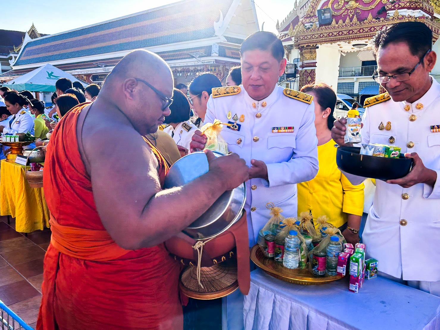 จังหวัดสกลนคร จัดพิธีเจริญพระพุทธมนต์ ทำบุญตักบาตร ถวายพระราชกุศล และพิธีวางพานพุ่มดอกไม้ถวายราชสักการะ เนื่องในวันพ่อแห่งชาติ พ.ศ. 2566