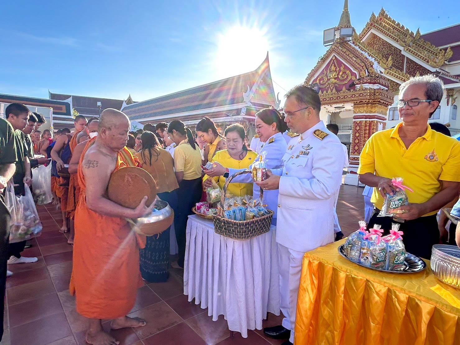 จังหวัดสกลนคร จัดพิธีเจริญพระพุทธมนต์ ทำบุญตักบาตร ถวายพระราชกุศล และพิธีวางพานพุ่มดอกไม้ถวายราชสักการะ เนื่องในวันพ่อแห่งชาติ พ.ศ. 2566