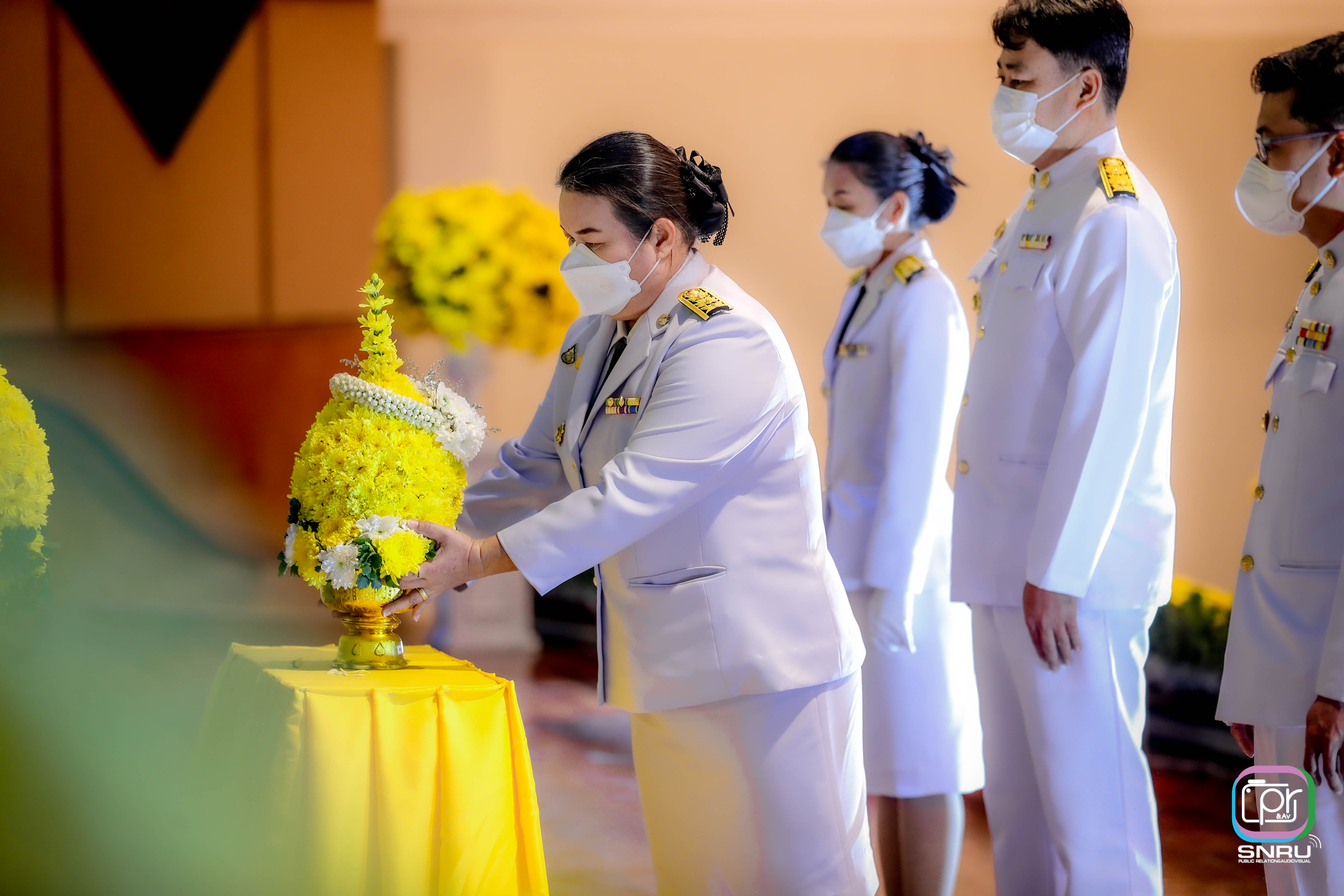 จังหวัดสกลนคร จัดพิธีเจริญพระพุทธมนต์ ทำบุญตักบาตร ถวายพระราชกุศล และพิธีวางพานพุ่มดอกไม้ถวายราชสักการะ เนื่องในวันพ่อแห่งชาติ พ.ศ. 2566
