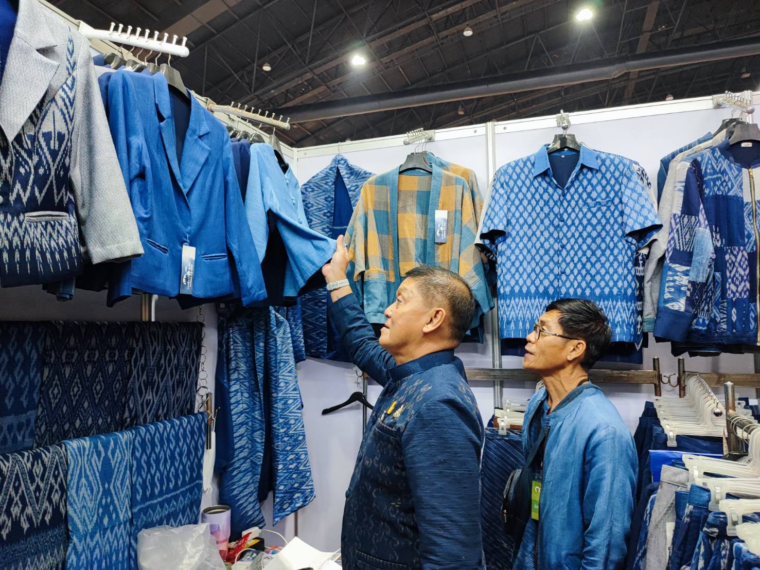 📢พช.สกลนคร : นำผู้ผลิต ผู้ประกอบการ OTOP จังหวัดสกลนคร ร่วมจำหน่ายสินค้าในงาน OTOP City 2023  ช้อปสนุก ส่งท้ายปี สินค้าดีจาก “ภูมิปัญญาไทย” ระหว่างวันที่ 16 – 24 ธันวาคม 2566 ณ อาคารชาเลนเจอร์ 1-3 ศูนย์แสดงสินค้าและการประชุม อิมแพ็ค เมืองทองธานี อำเภอปากเกร็ด จังหวัดนนทบุรี