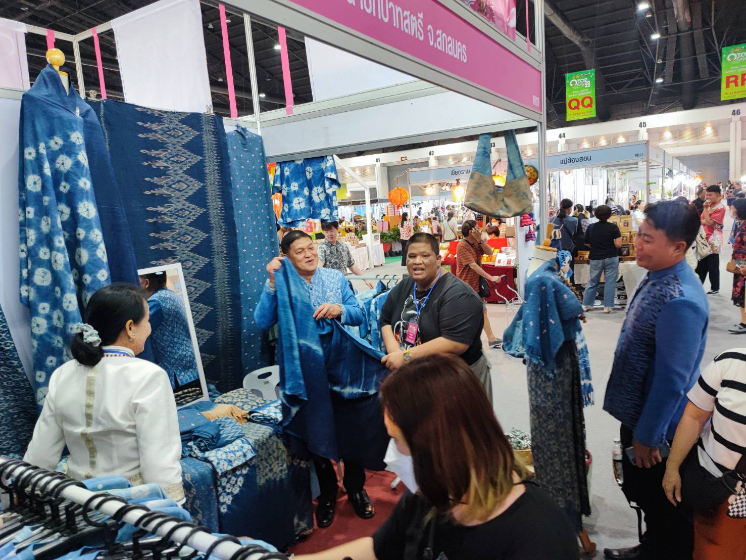 พช.สกลนคร : “นาทีทอง” พิเศษ ลดสุดๆ ทั้งถูกทั้งแถม ทุกวันๆ ละ 2 รอบ เวลา 12.00-13.00 น. และ 17.00-18.00 ในงาน OTOP City 2023 ช้อปสนุก ส่งท้ายปี สินค้าดีจาก “ภูมิปัญญาไทย”