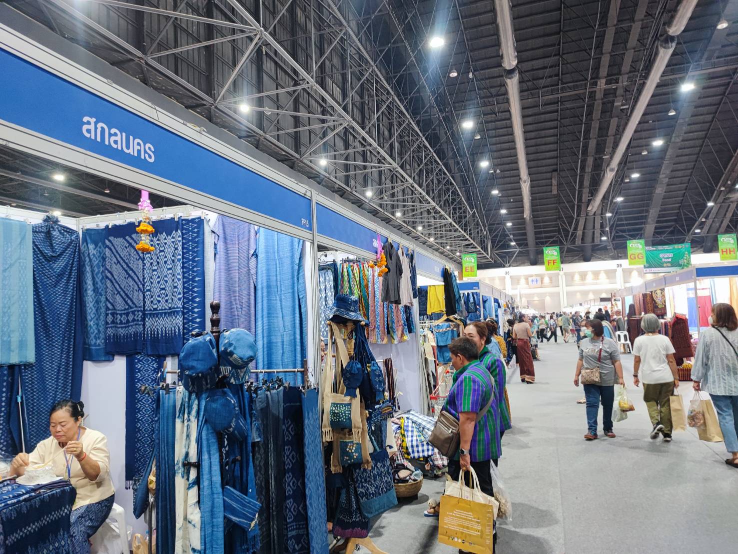 พช.สกลนคร : “นาทีทอง” พิเศษ ลดสุดๆ ทั้งถูกทั้งแถม ทุกวันๆ ละ 2 รอบ เวลา 12.00-13.00 น. และ 17.00-18.00 ในงาน OTOP City 2023 ช้อปสนุก ส่งท้ายปี สินค้าดีจาก “ภูมิปัญญาไทย”