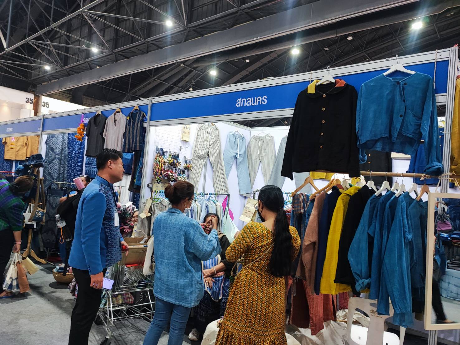 พช.สกลนคร : “นาทีทอง” พิเศษ ลดสุดๆ ทั้งถูกทั้งแถม ทุกวันๆ ละ 2 รอบ เวลา 12.00-13.00 น. และ 17.00-18.00 ในงาน OTOP City 2023 ช้อปสนุก ส่งท้ายปี สินค้าดีจาก “ภูมิปัญญาไทย”