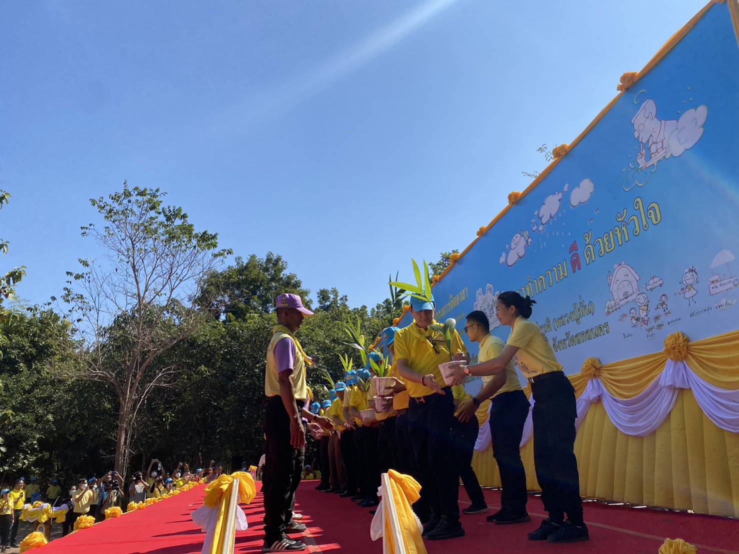 📢จังหวัดสกลนคร : ร่วมกิจกรรมจิตอาสาพระราชทาน ในโครงการจิตอาสาพัฒนาวัดป่าสุทธาวาสเฉลิมพระเกียรติ (หลวงปู่มั่น) บ้านลาดสมบูรณ์ใหม่ จังหวัดสกลนคร