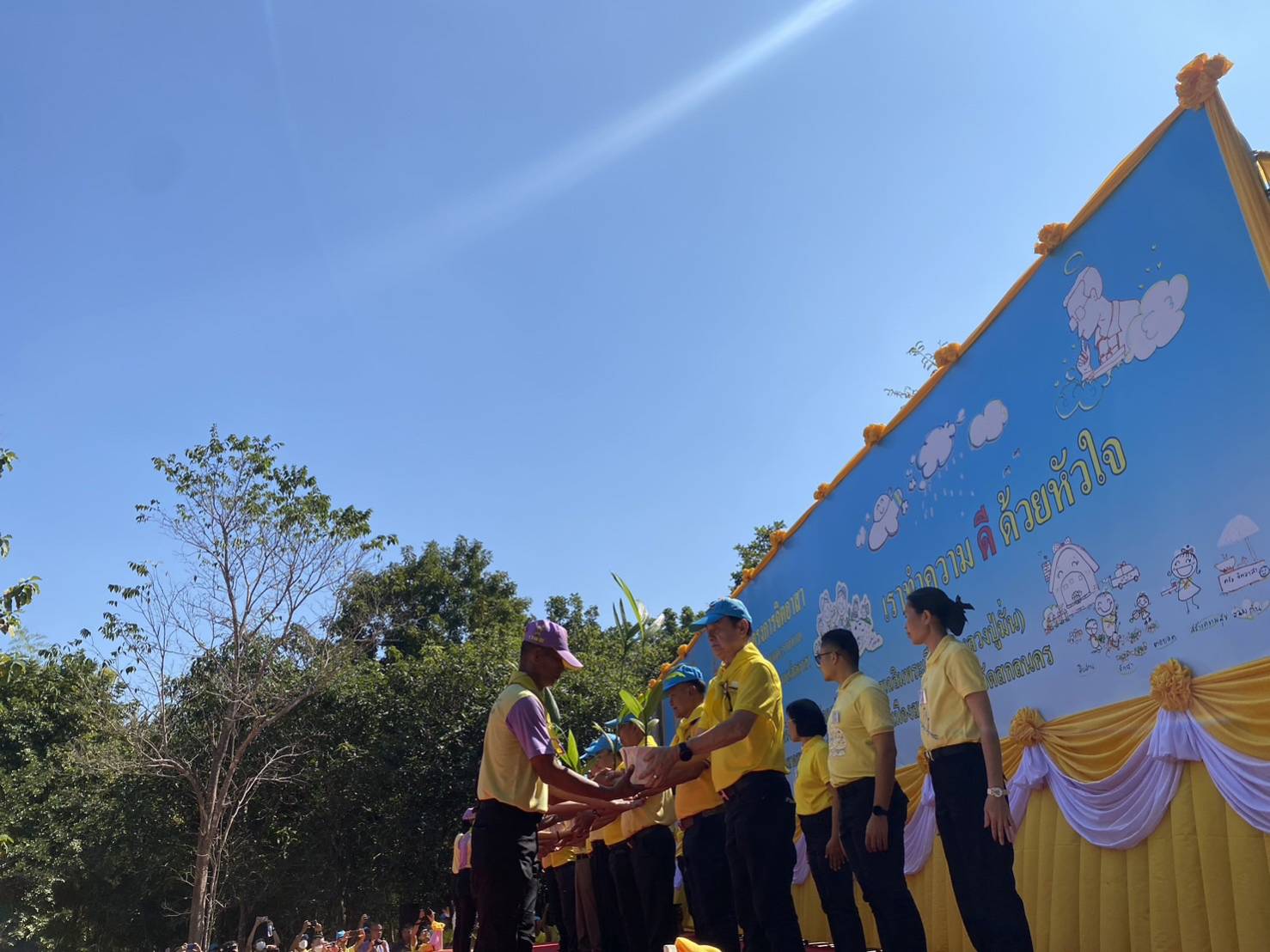 📢จังหวัดสกลนคร : ร่วมกิจกรรมจิตอาสาพระราชทาน ในโครงการจิตอาสาพัฒนาวัดป่าสุทธาวาสเฉลิมพระเกียรติ (หลวงปู่มั่น) บ้านลาดสมบูรณ์ใหม่ จังหวัดสกลนคร