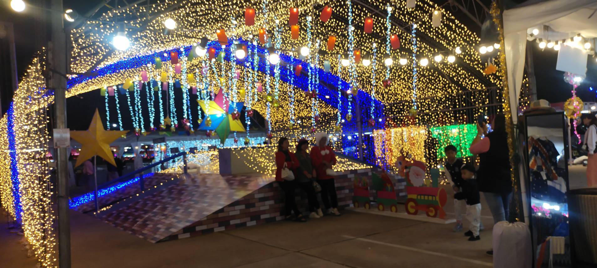 พช.สกลนคร : ชวนเที่ยวประเพณีแห่ดาวคริสต์มาส เสน่ห์แห่งสีสัน เทศกาลแห่งศรัทธา ระหว่างวันที่ ๒๑ – ๒๕ ธันวาคม ๒๕๖๖ ณ ลานพระบรมราชานุสารรีย์ รัชกาลที่ ๕
